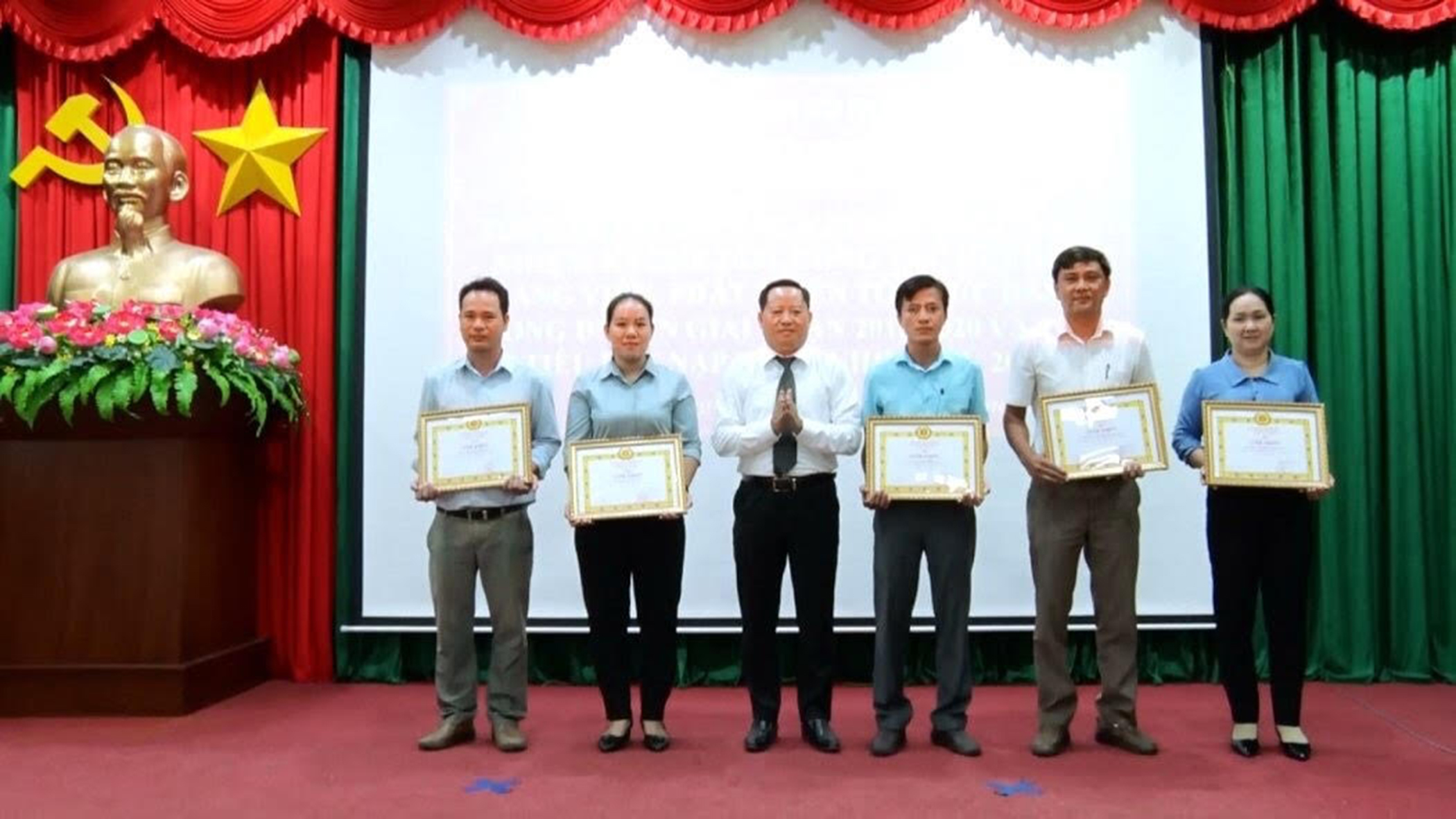 Ông Lê Ngọc Linh, Bí thư Huyện ủy Long Điền khen thưởng cho các tập thể có thành tích xuất sắc trong công tác kết nạp đảng viên nhiệm kỳ 2015-2020.