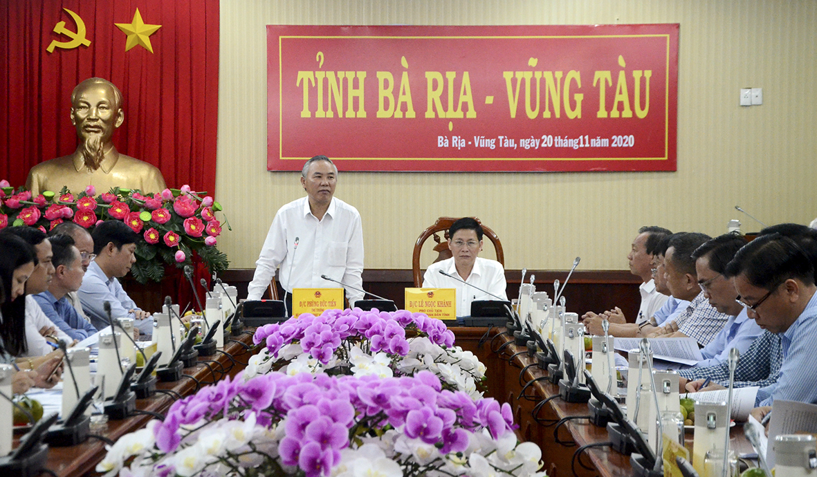 Thứ trưởng Bộ NN-PTNT Phùng Đức Tiến phát biểu tại buổi làm việc với UBND tỉnh.