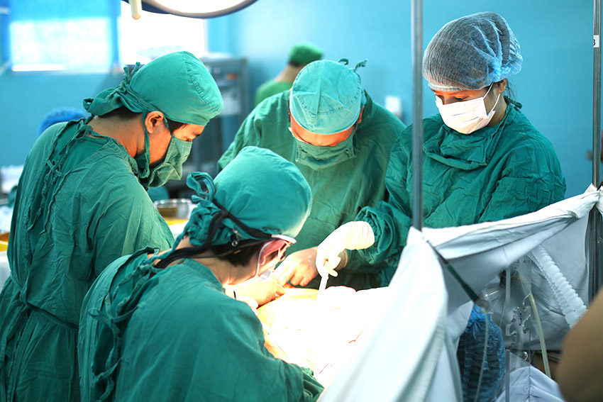 Các bác sĩ thực hiện phẫu thuật cho bệnh nhân.