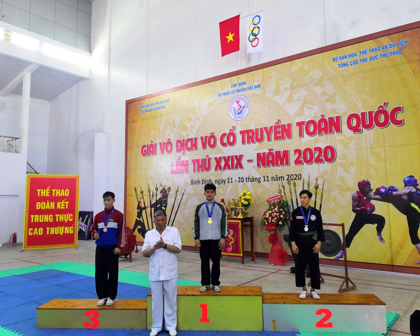 VĐV Nguyễn Tuấn Trọng nhận HCV nội dung đối kháng hạng cân 50kg nam.