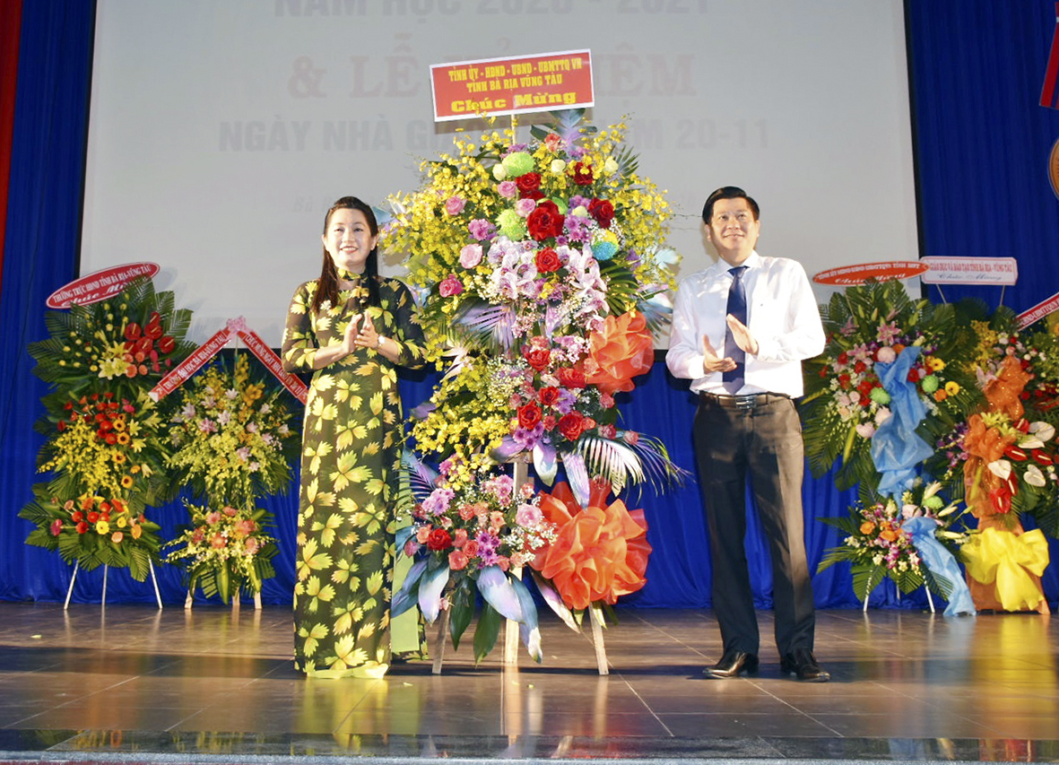 Ông Trần Văn Tuấn, Phó Chủ tịch UBND tỉnh tặng lẵng hoa của Tỉnh ủy, HĐND, UBND, UBMTTQ VN tỉnh chúc mừng Trường CĐ Kỹ thuật công nghệ Bà Rịa- Vũng Tàu khai giảng năm học mới.