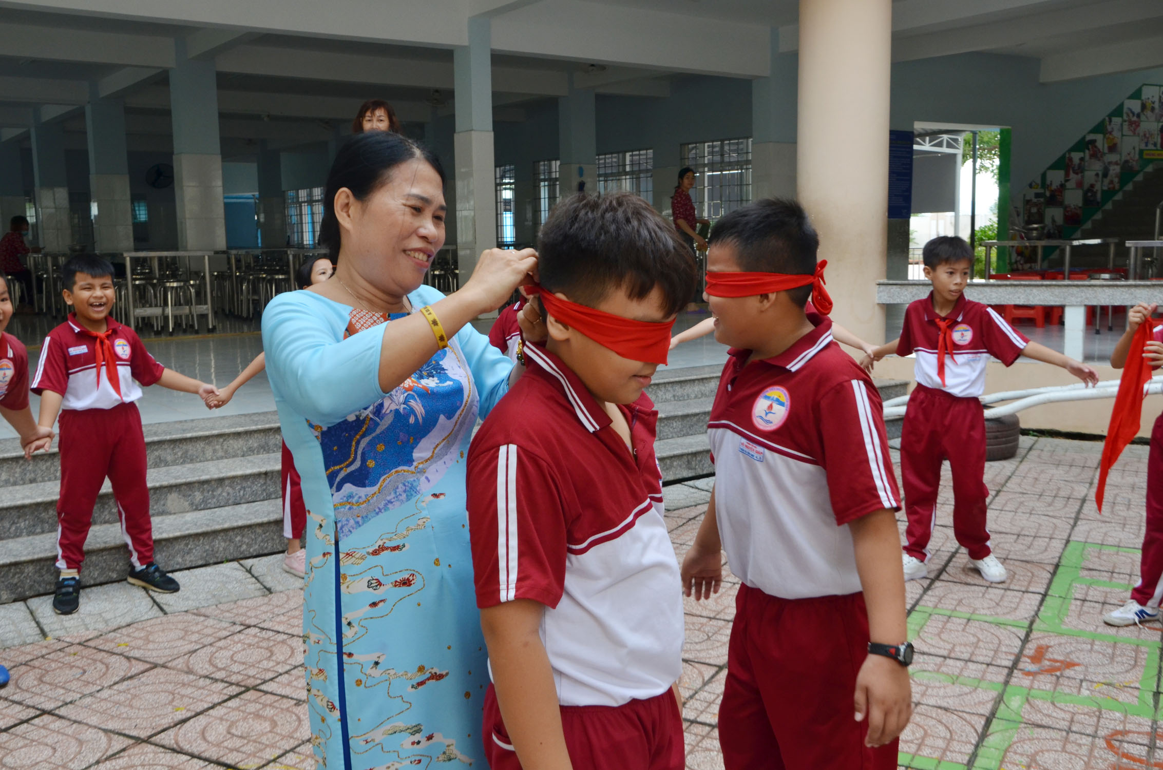 Cô trò Trường TH Võ Nguyên Giáp chơi trò “Mèo đuổi chuột”.