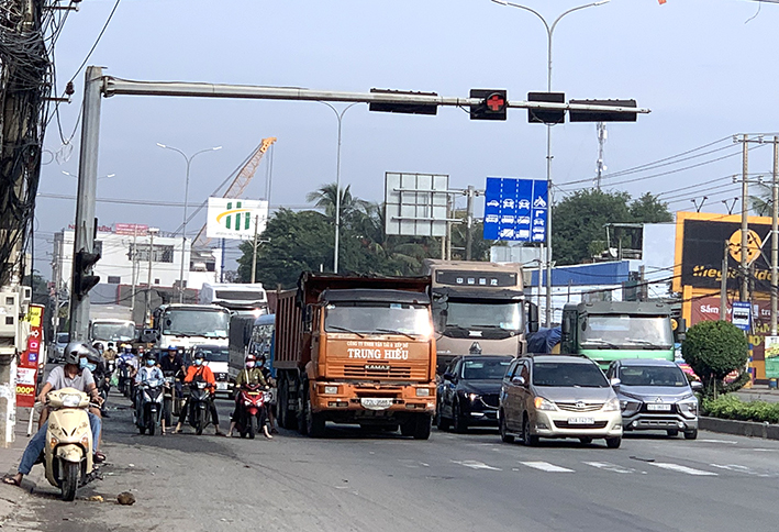Kẹt xe thường xuyên trên QL 51 đoạn qua phường Mỹ Xuân, TX. Phú Mỹ.