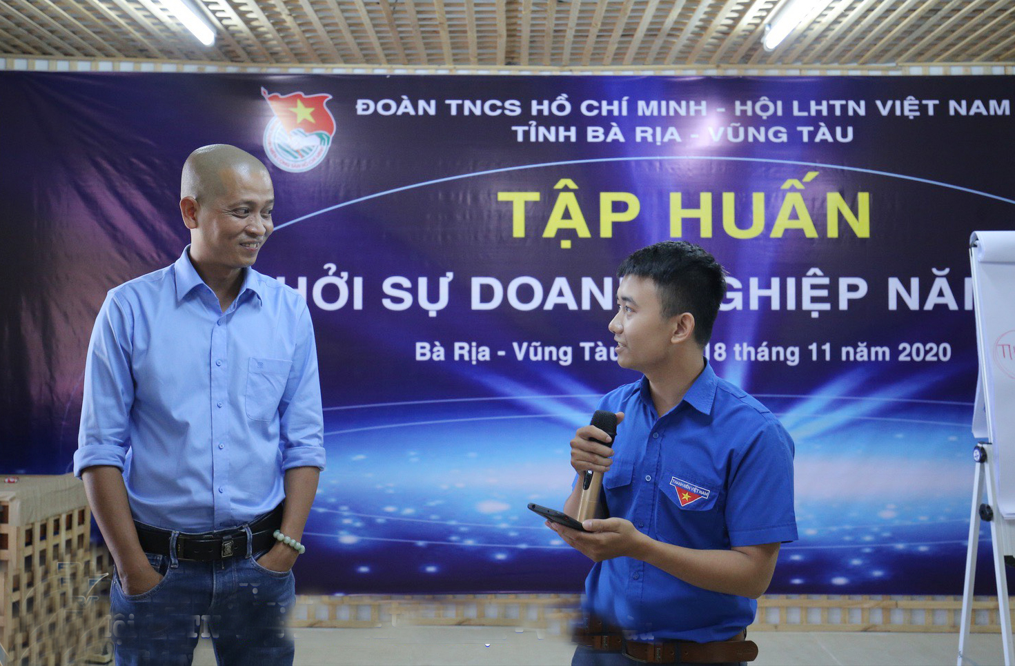 Anh Nguyễn Hoàng Sơn, Giám đốc vườn ươm khởi nghiệp thành niên tỉnh BR-VT (trái) giải đáp thắc mắc của thanh niên về kỹ năng marketing khởi nghiệp.