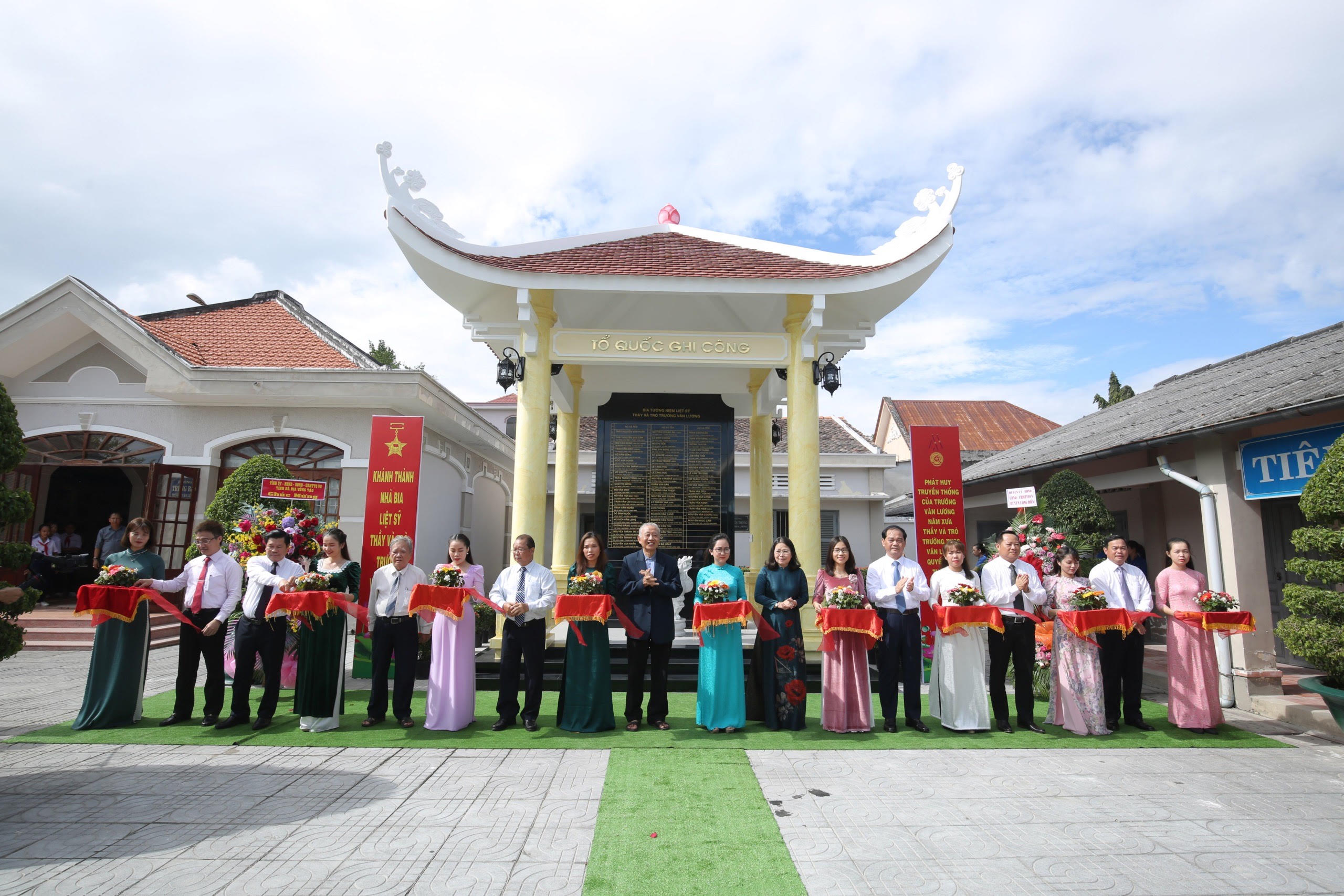 Cắt băng khánh thành Nhà bia Liệt sĩ thầy và trò Trường THCS Văn Lương.