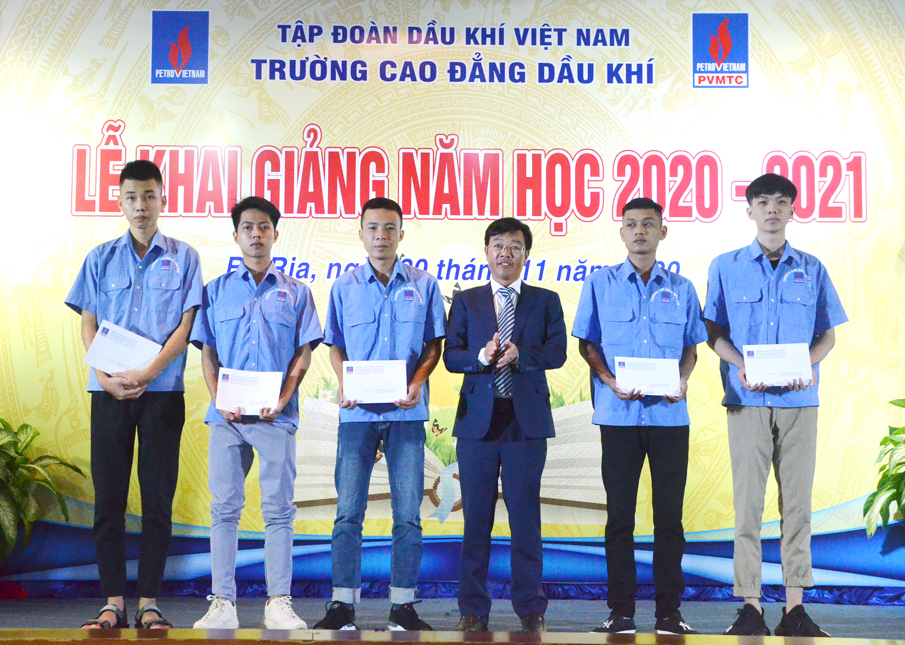 Đại diện Trường CĐ Dầu khí trao học bổng tiếp sức đến trường lần 1 cho các SV trúng tuyển hệ CĐ khóa 2020-2023.