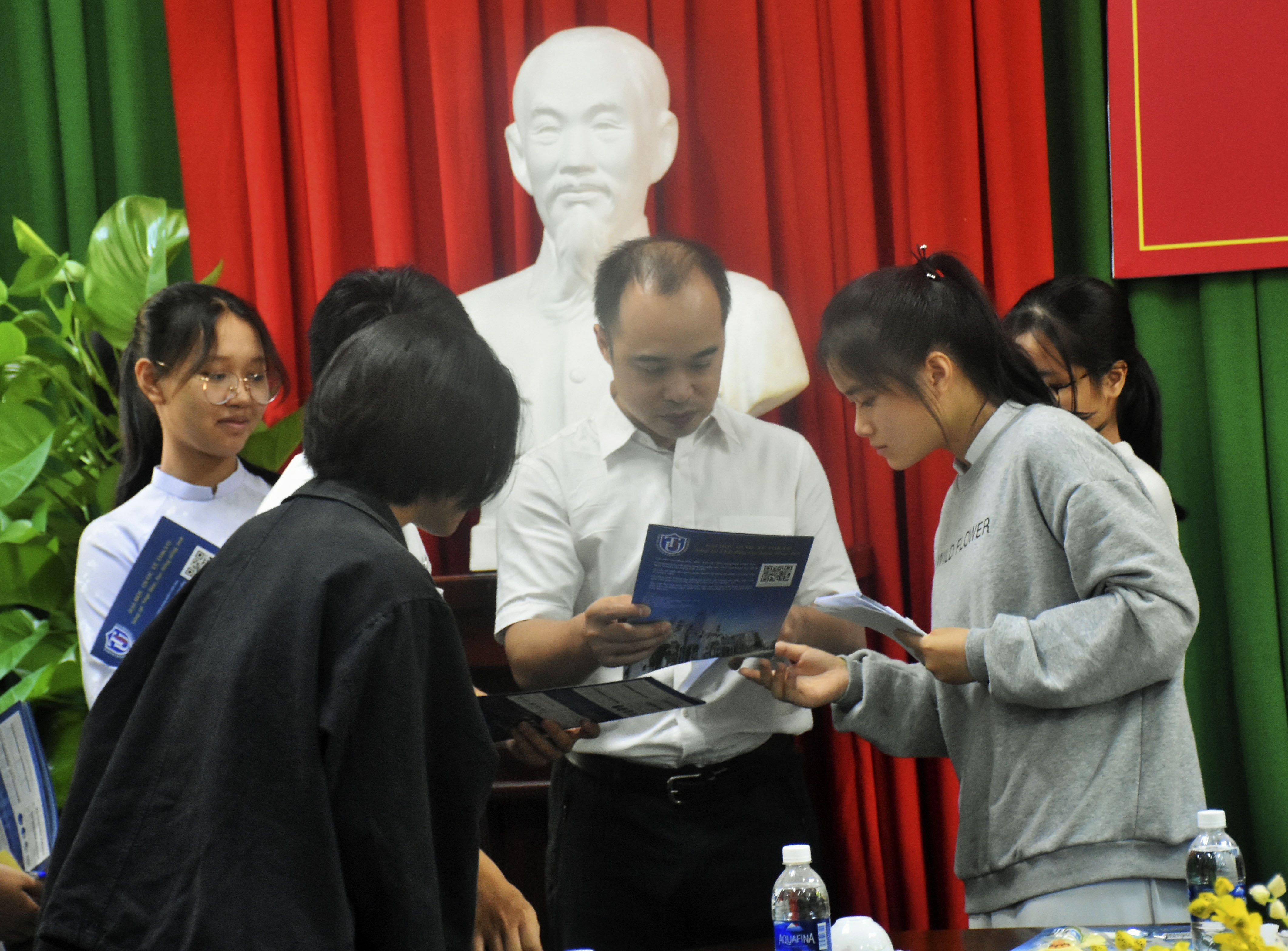 Đại diện Văn phòng Trường ĐH Quốc tế Tokyo tại Việt Nam giải đáp thắc mắc cho HS Trường THPT Vũng Tàu.