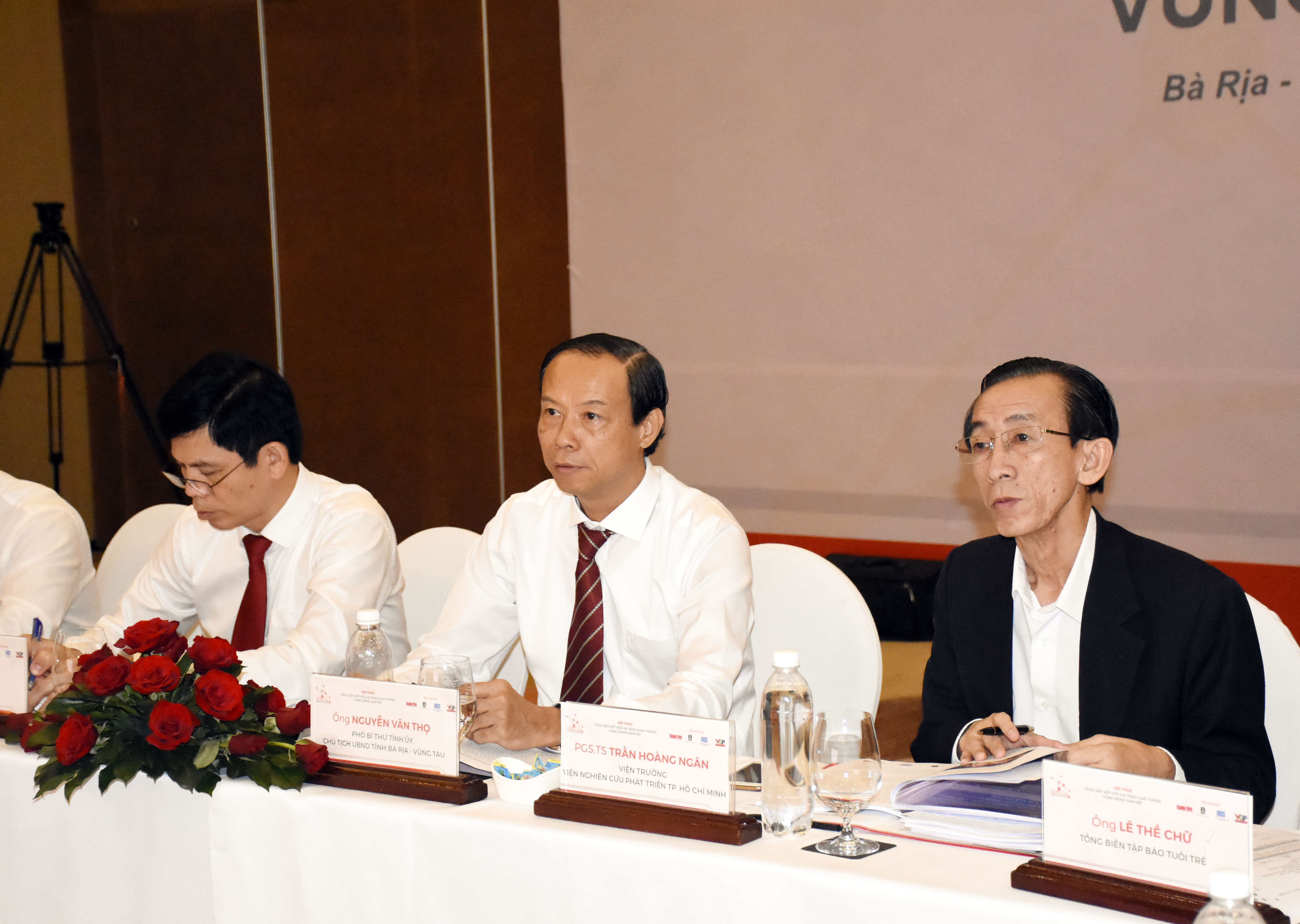 Ông Nguyễn Văn Thọ, Phó Bí thư Tỉnh ủy, Chủ tịch UBND tỉnh Bà Rịa-Vũng Tàu (thứ 2 từ phải qua) tham dự Hội thảo.