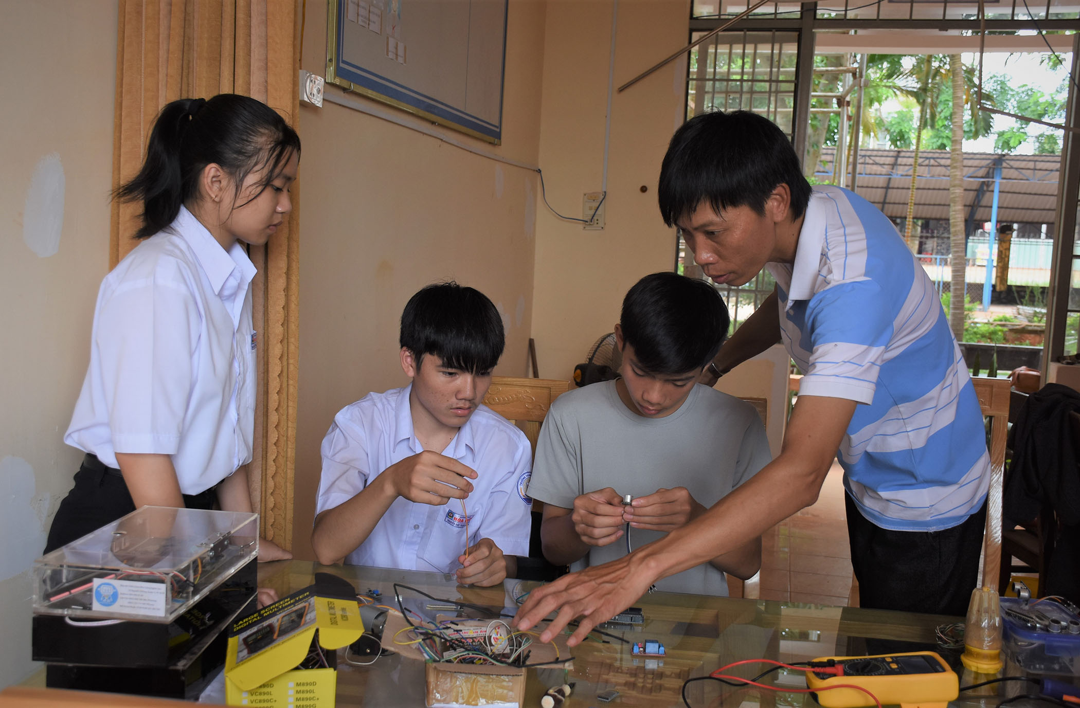 Các em HS nghiên cứu chế tạo sản phẩm tại trường.