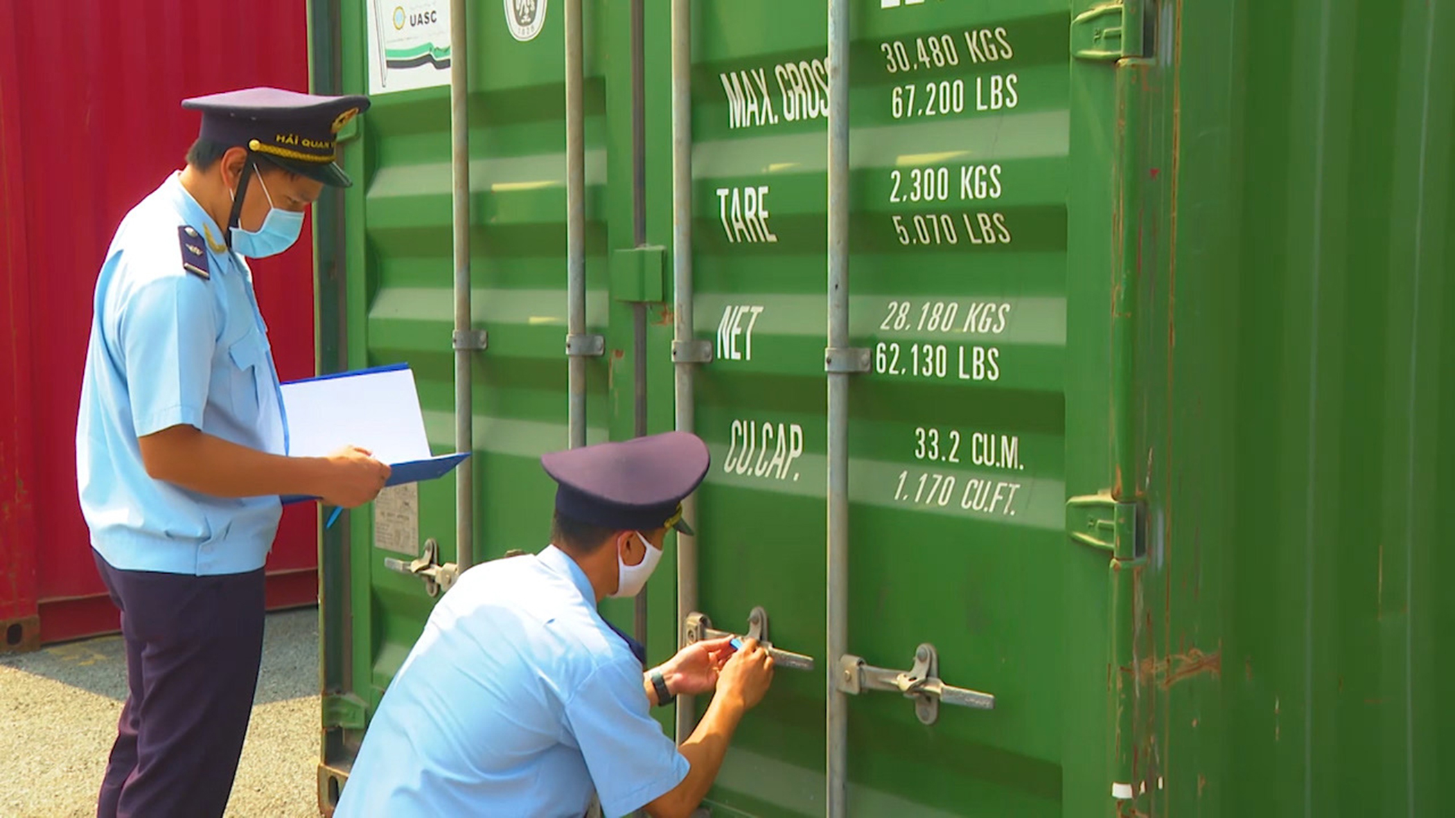 Kiểm tra hàng container tại Chi cục Hải quan cửa khẩu Cảng Cái Mép. Ảnh: TRÀ NGÂN