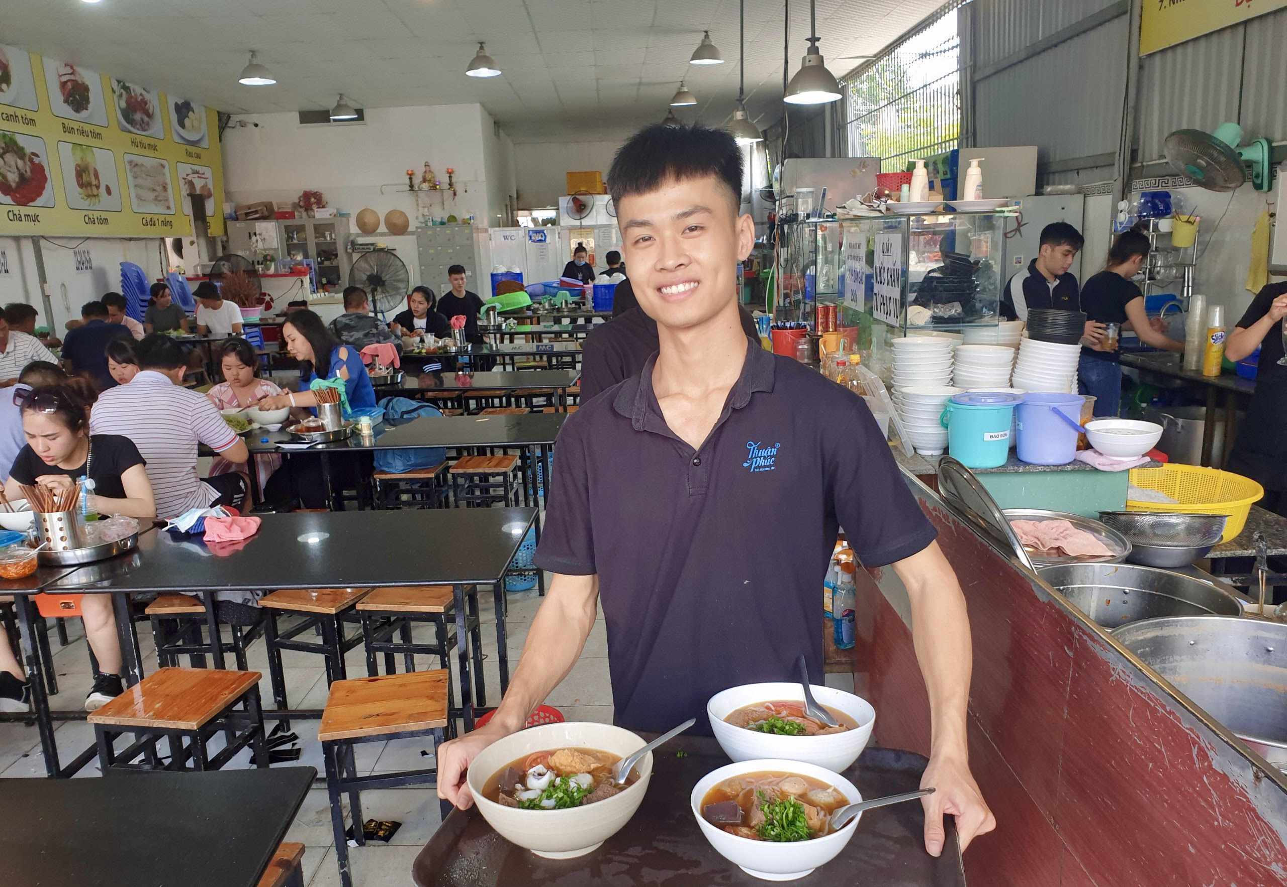 Không gian quan bún riêu Thuận Phúc rộng rãi, sạch sẽ thoáng mát.