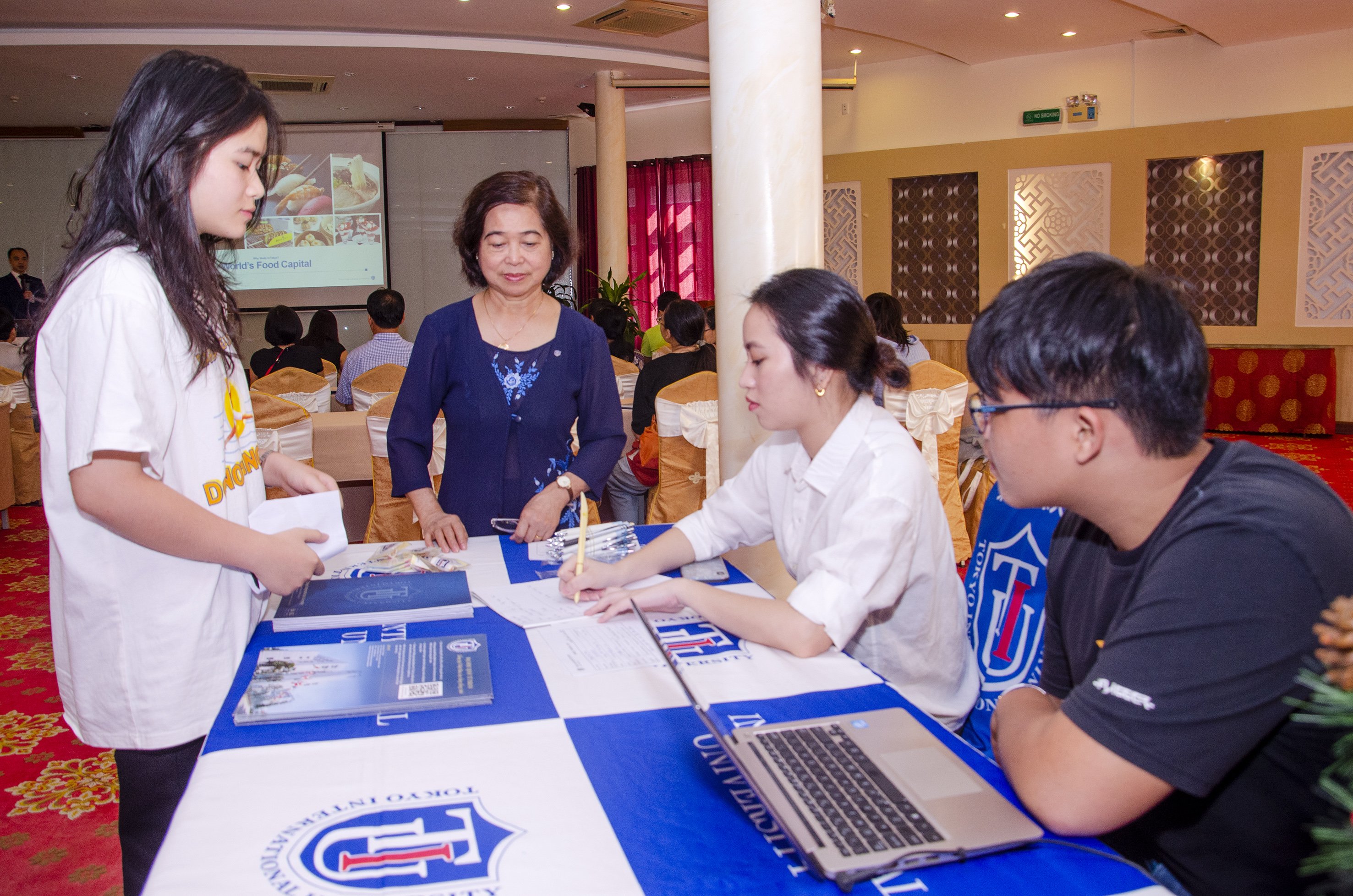 HS đăng ký thông tin cá nhân tại Hội thảo Cơ hội học bổng du học Nhật Bản năm 2021.