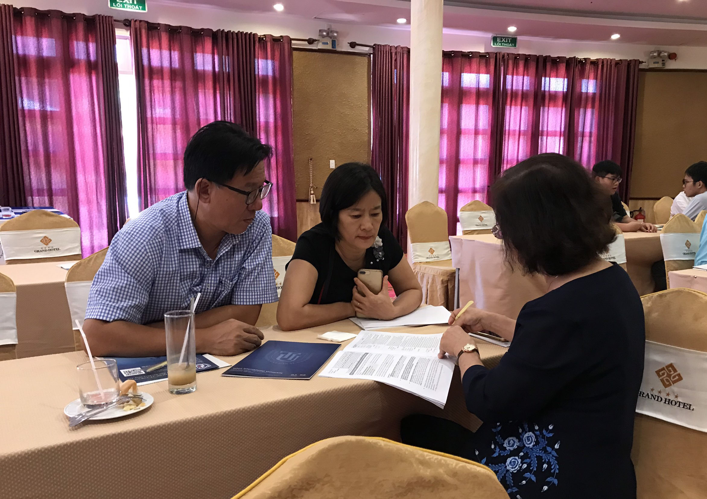 Trưởng Văn phòng đại diện TIU tư vấn cho học sinh và phụ huynh chương trình du học 2021.