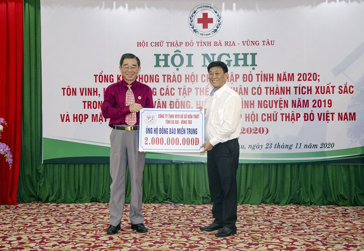 Đại diện Hội CTĐ tỉnh tiếp nhận 2 tỷ đồng từ Công ty TNHH MTV Xổ số kiến thiết tỉnh ủng hộ để cứu trợ các tỉnh miền Trung bị ảnh hưởng bởi bão, lũ.