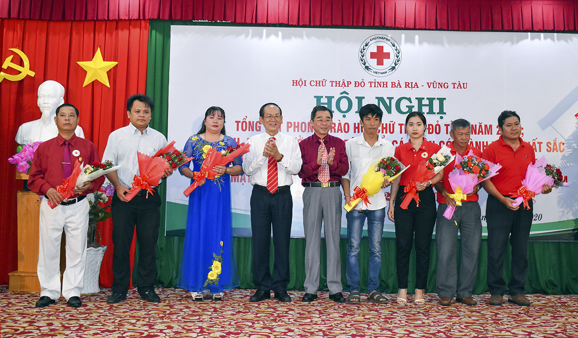 Hội CTĐ tỉnh trao Phù hiệu tham gia hiến máu tình nguyện của Trung ương Hội CTĐ Việt Nam cho người hiến từ 20 đến 70 lần cho các cá nhân, gia đình.