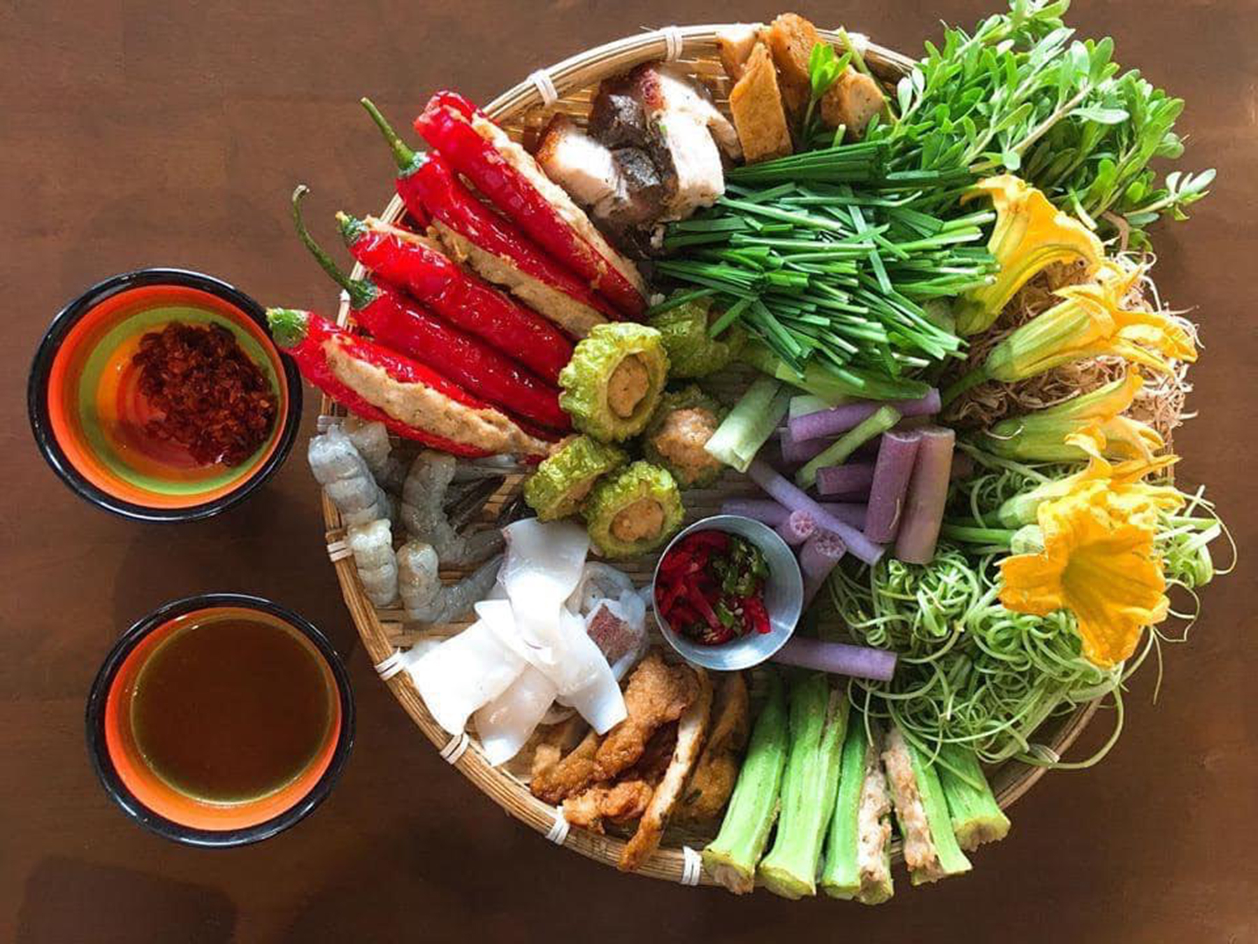 Những nguyên liệu hấp dẫn để làm nên món bún mắm.