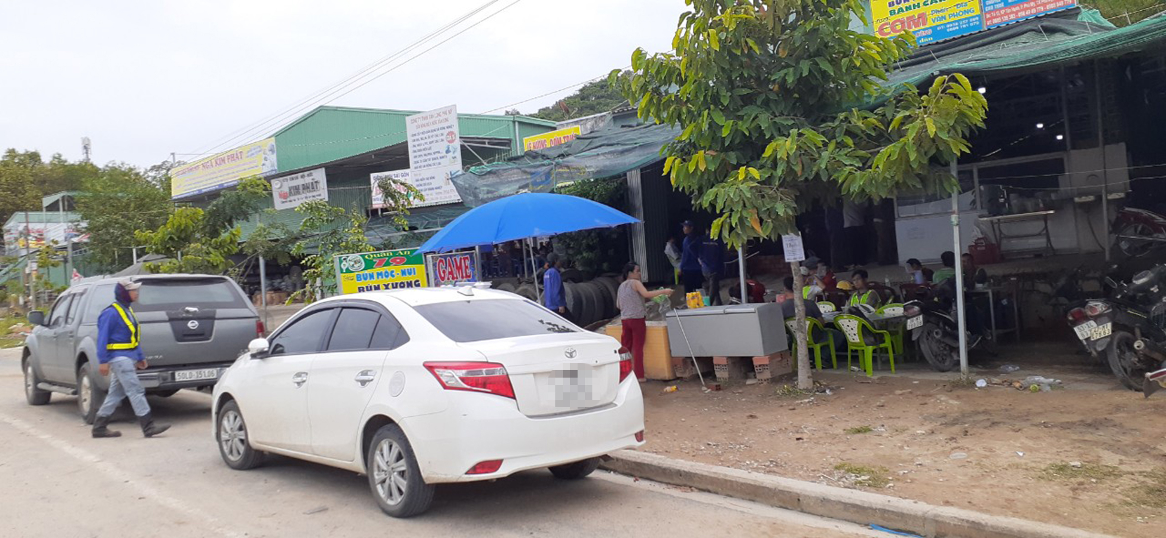 Khu vực đường vào Dự án Tổ hợp hóa dầu miền Nam (xã Long Sơn, TP.Vũng Tàu) có nhiều quán ăn, cà phê xây dựng không phép.