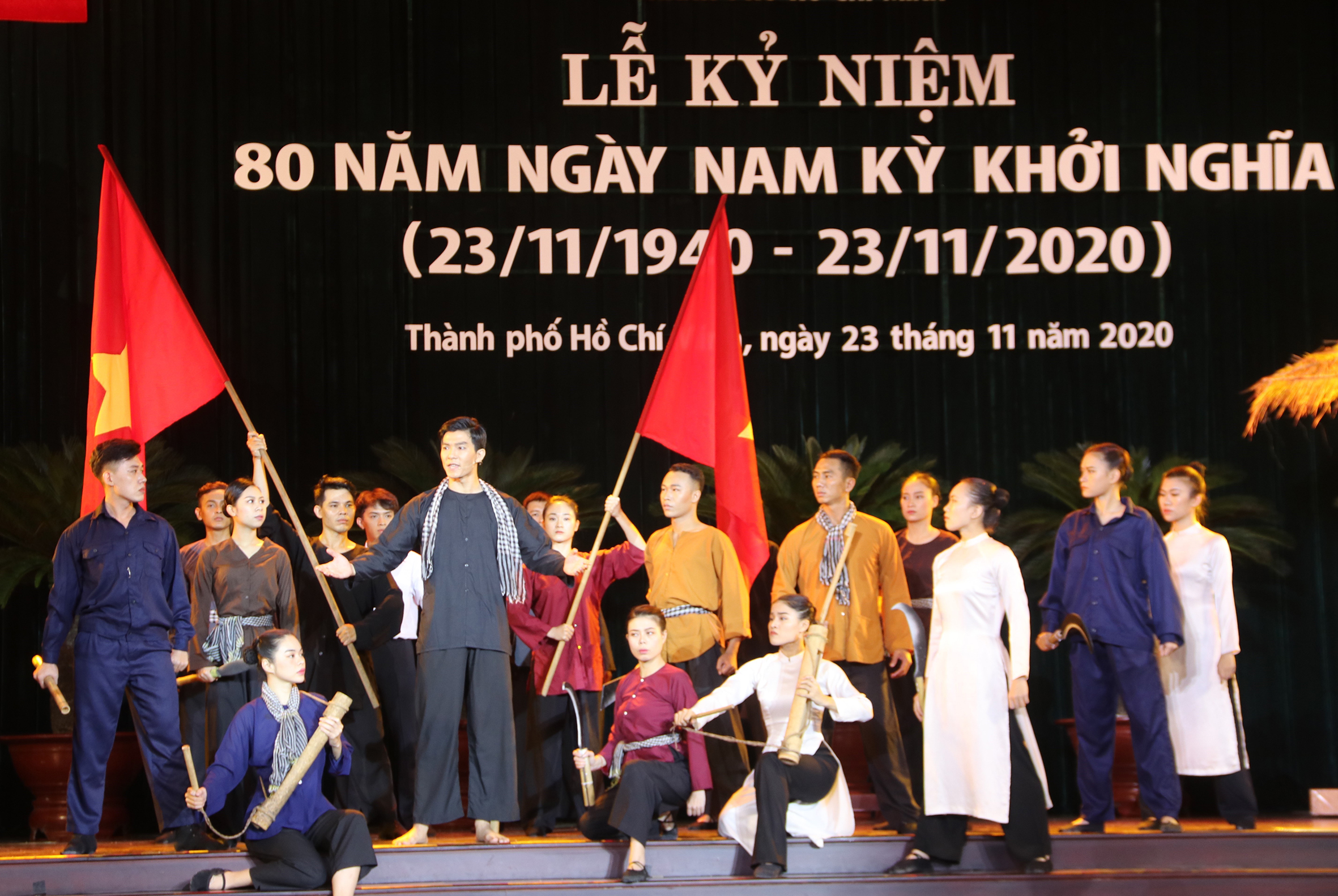 Tiết mục văn nghệ chào mừng lễ kỷ niệm.