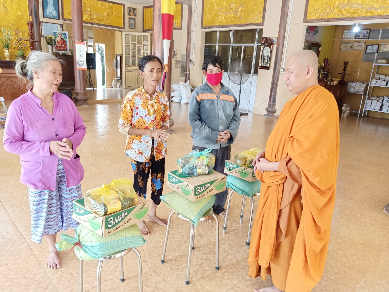 Đại đức Thích Minh Chẩn (Tịnh xá Quang Minh) tặng quà cho người nghèo trên địa bàn phường Tân Phước.