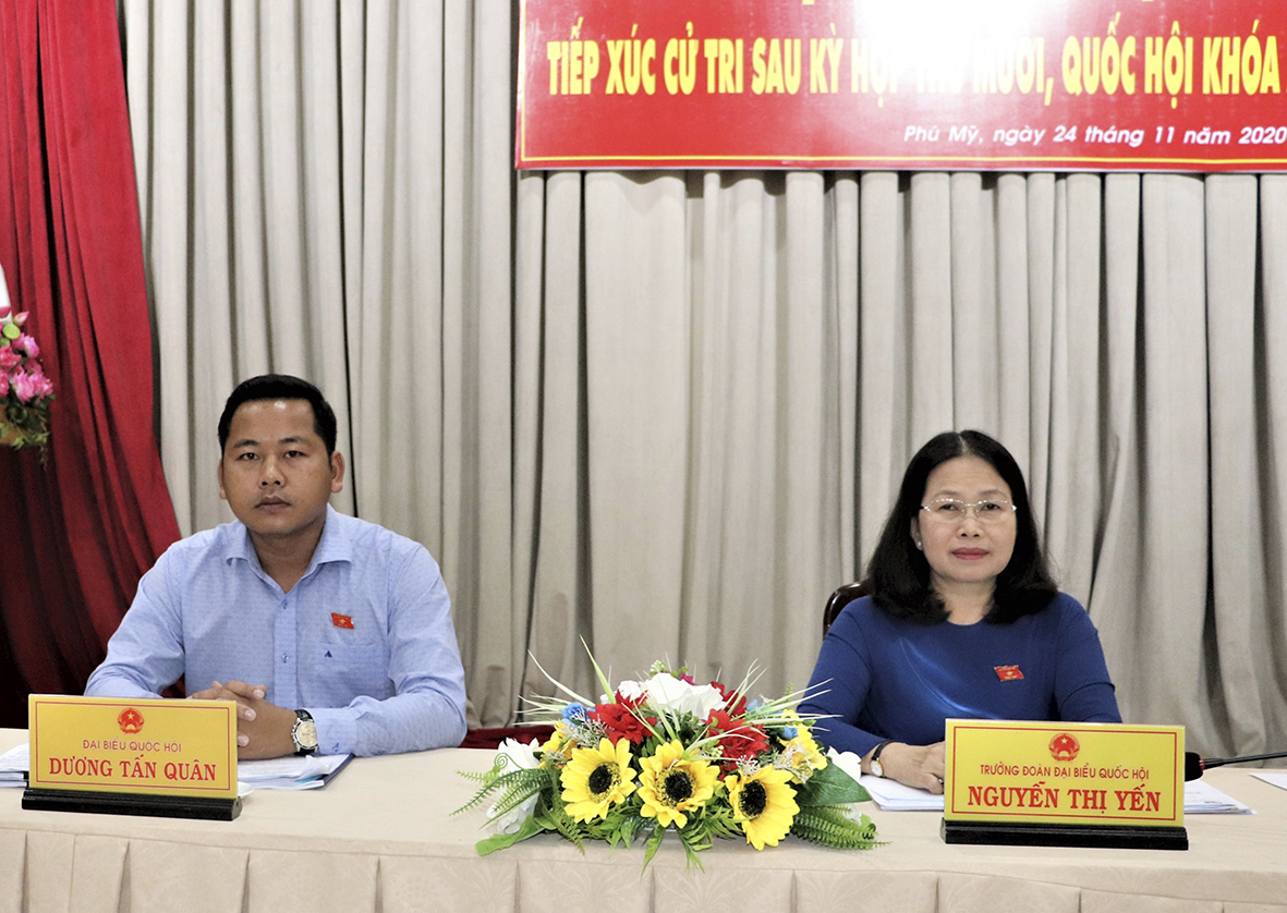 Đại biểu Nguyễn Thị Yến, Trưởng Đoàn ĐBQH tỉnh và Đại biểu Dương Tấn Quân, Bác sĩ Bệnh viện Bà Rịa TXCT TX. Phú Mỹ.