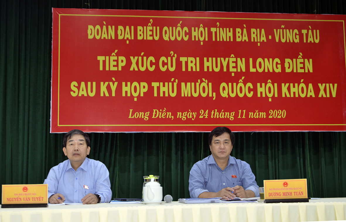 Đại biểu Dương Minh Tuấn, Phó Trưởng Đoàn ĐBQH tỉnh và Đại biểu Nguyễn Văn Tuyết, Phó Chủ nhiệm Ủy ban Văn hóa, giáo dục, thanh niên, thiếu niên và nhi đồng của Quốc hội TXCT huyện Long Điền.