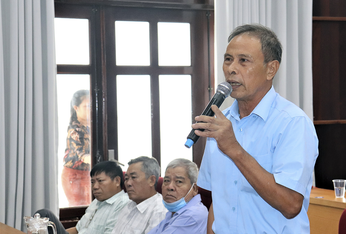 Cử tri Đoàn Xuân Phúc (tổ 2, ấp 6, xã Tóc tiên, TX.Phú Mỹ) phản ánh tình trạng ô nhiễm môi trường từ bãi rác Tóc Tiên ảnh hưởng đến đời sống người dân.