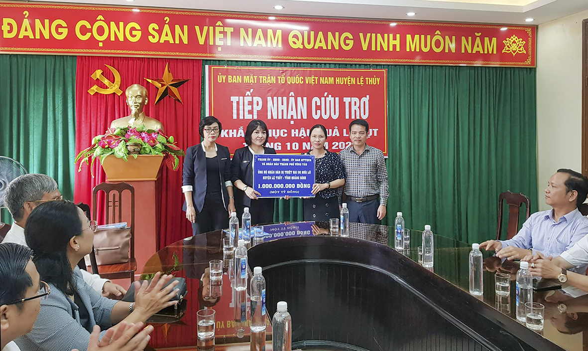 Lãnh đạo TP. Vũng Tàu trao 1 tỷ đồng tiền hỗ trợ người dân huyện Lệ Thủy (tỉnh Quảng Bình) bị thiệt hại do bão, lũ.