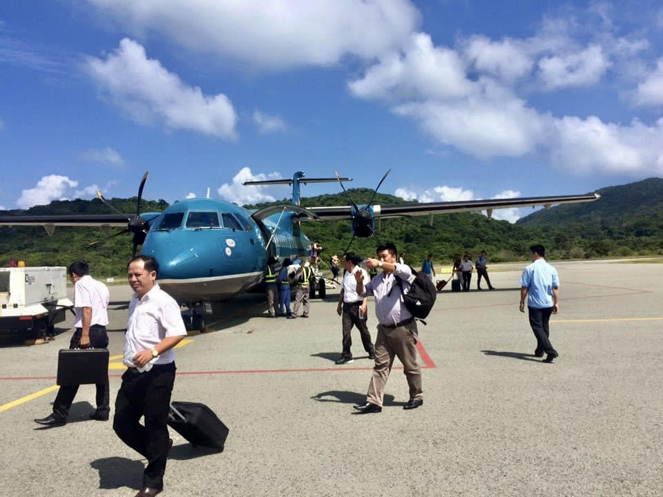 Tới đây, Vietnam Airlines sẽ giới thiệu các sản phẩm du lịch, điểm đến của BR-VT trên màn hình giải trí của tất cả các chuyến bay. Trong ảnh: Khách bay từ TP.Hồ Chí Minh ra Côn Đảo bằng máy bay của VASCO thành viên của Vietnam Airlines.  