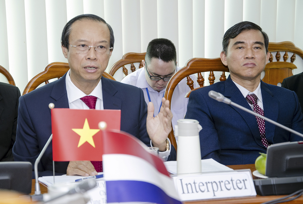 Ông Nguyễn Văn Thọ, Chủ tịch UBND tỉnh giới thiệu về vị trí địa lý, tiềm năng phát triển KT-XH của BR-VT với Đại sứ Hà Lan và Đại sứ Bỉ.