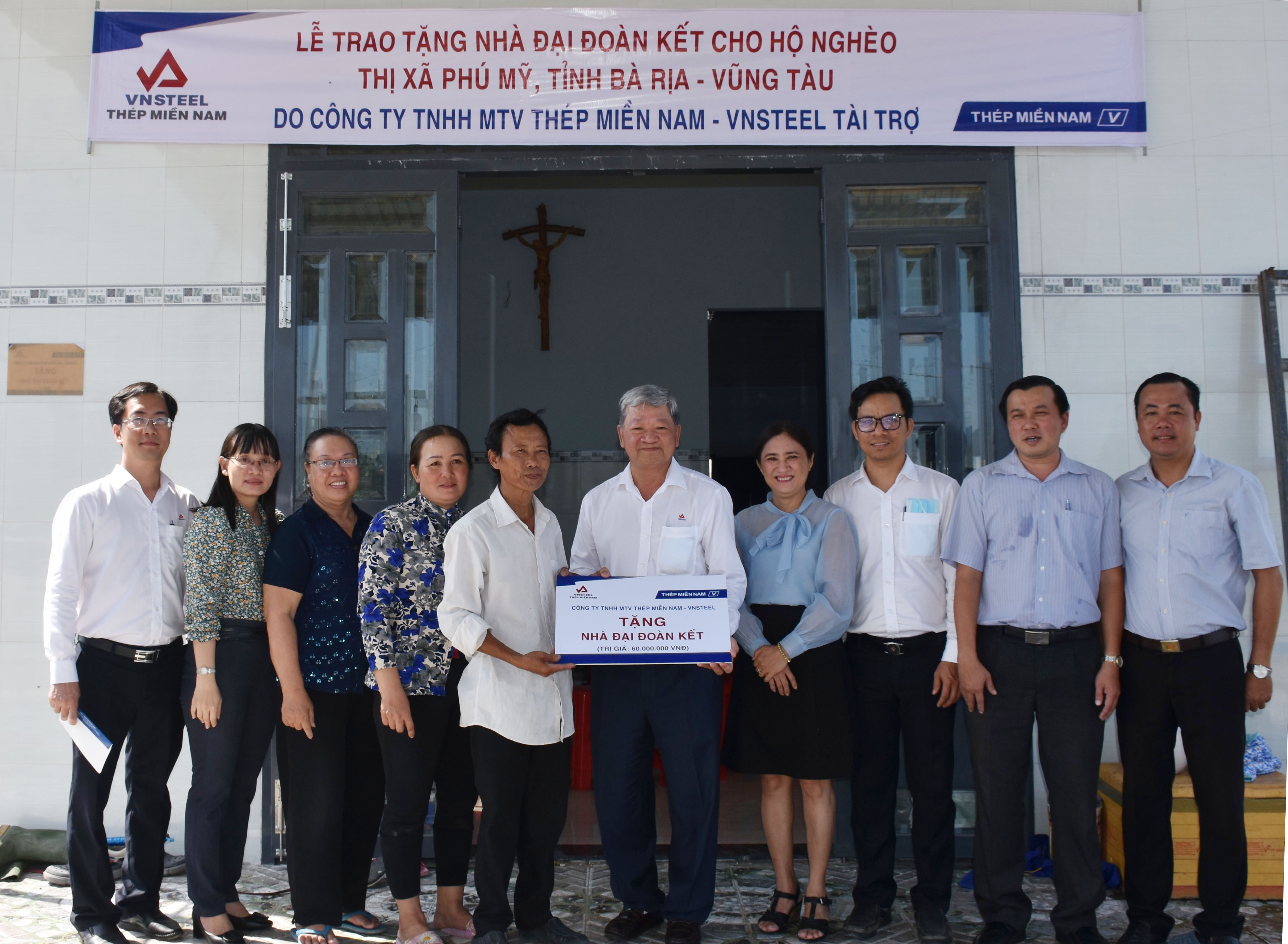 Đại diện Công ty TNHH MTV Thép Miền Nam và Sở LĐTBXH trao Quyết định bàn giao nhà Đại đoàn kết cho hộ anh Đinh Ngọc Cần (thôn Láng Cát, xã Tân Hải, TX.Phú Mỹ).