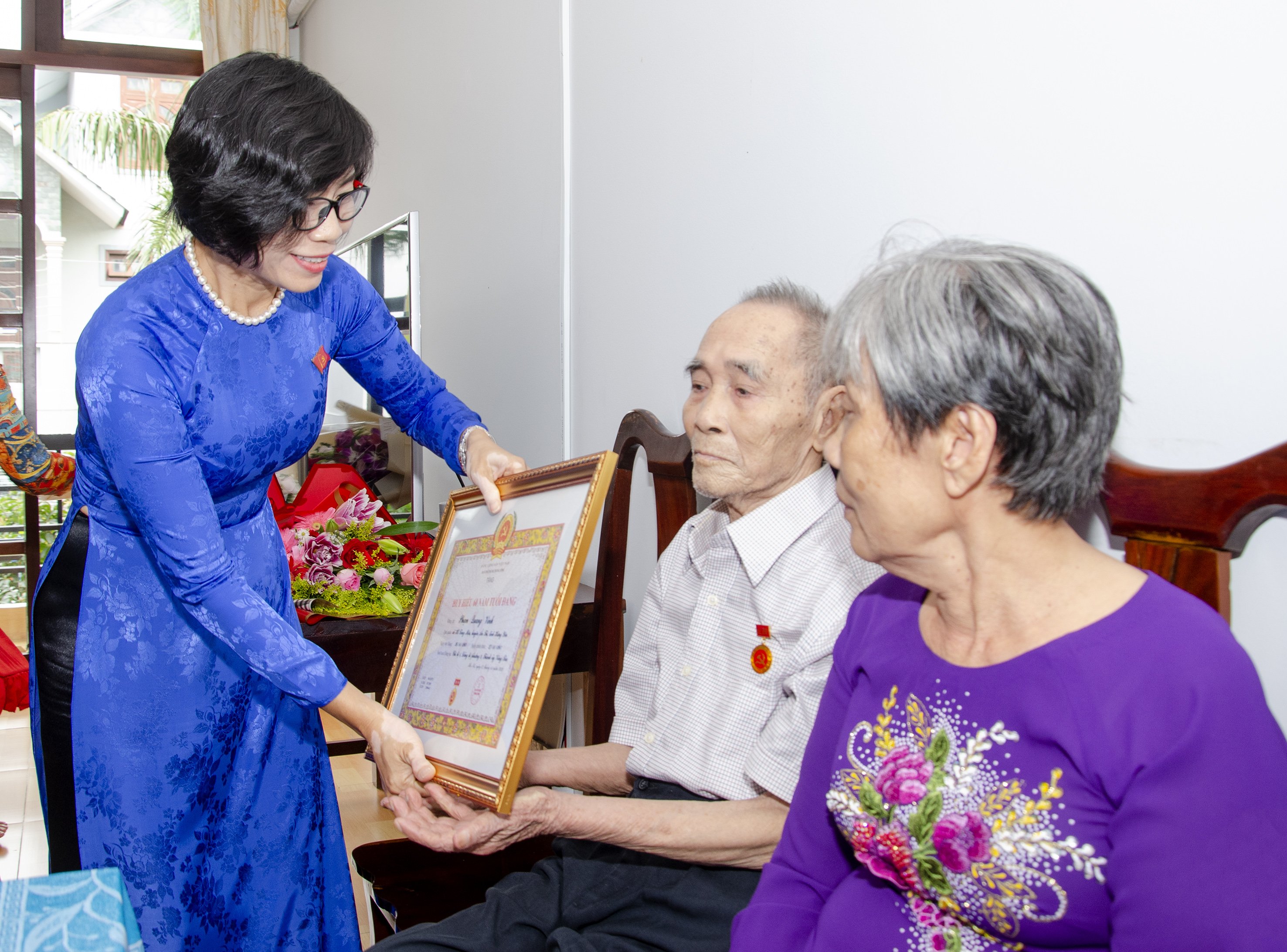 Bà Lê Thị Thanh Bình, Phó Bí thư Thường trực Thành ủy Vũng Tàu trao Huy hiệu 60 năm tuổi Đảng cho ông Phạm Quang Vinh (sinh hoạt tại Chi bộ 1, Đảng bộ Phường 9).