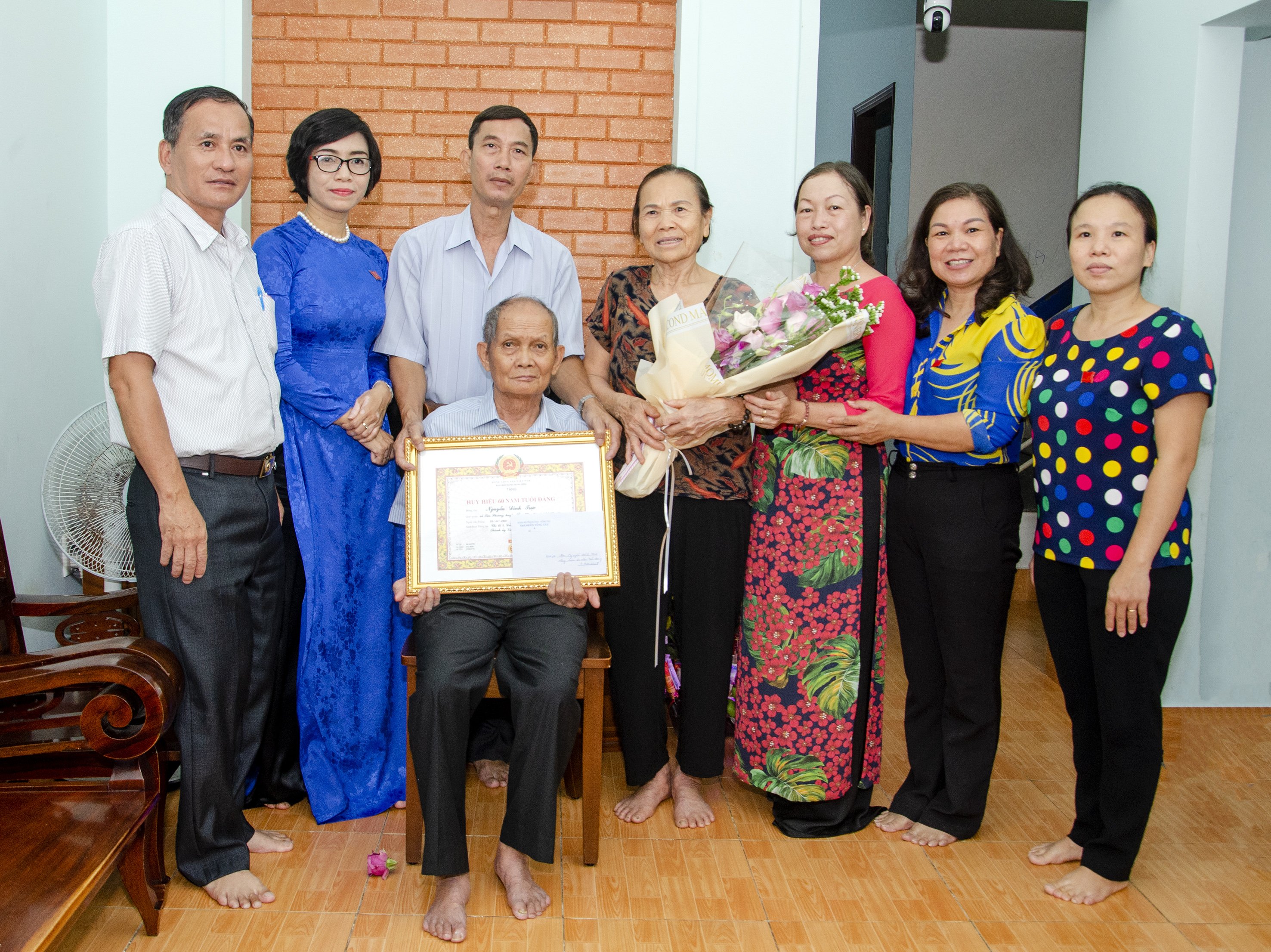Lãnh đạo TP. Vũng Tàu cùng cán bộ Chi bộ 3, Đảng bộ phường Nguyễn An Ninh trao Huy hiệu 60 năm tuổi Đảng và tặng hoa chúc mừng ông Nguyễn Đình Trực.