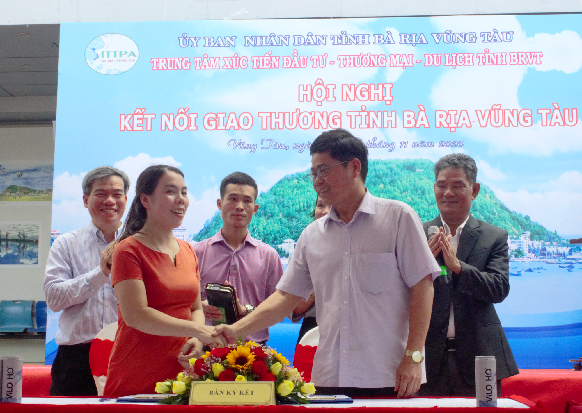 Nhà phân phối Công ty TNHH thương mại dịch vụ nông nghiệp dược liệu Thuần Dương, BR-VT (phải) ký biên bản ghi nhớ hợp tác với đơn vị sản xuất là Công ty TNHH Sundo (tỉnh Quảng Trị).