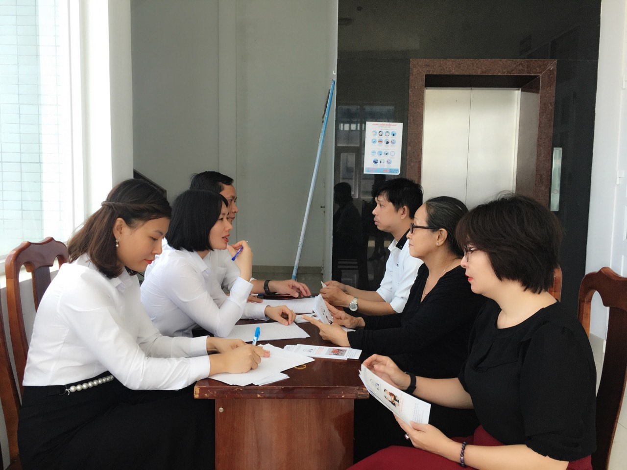 Các trợ giúp viên pháp lý giải đáp thắc mắc của người dân về pháp luật đất đai và hôn nhân gia đình.