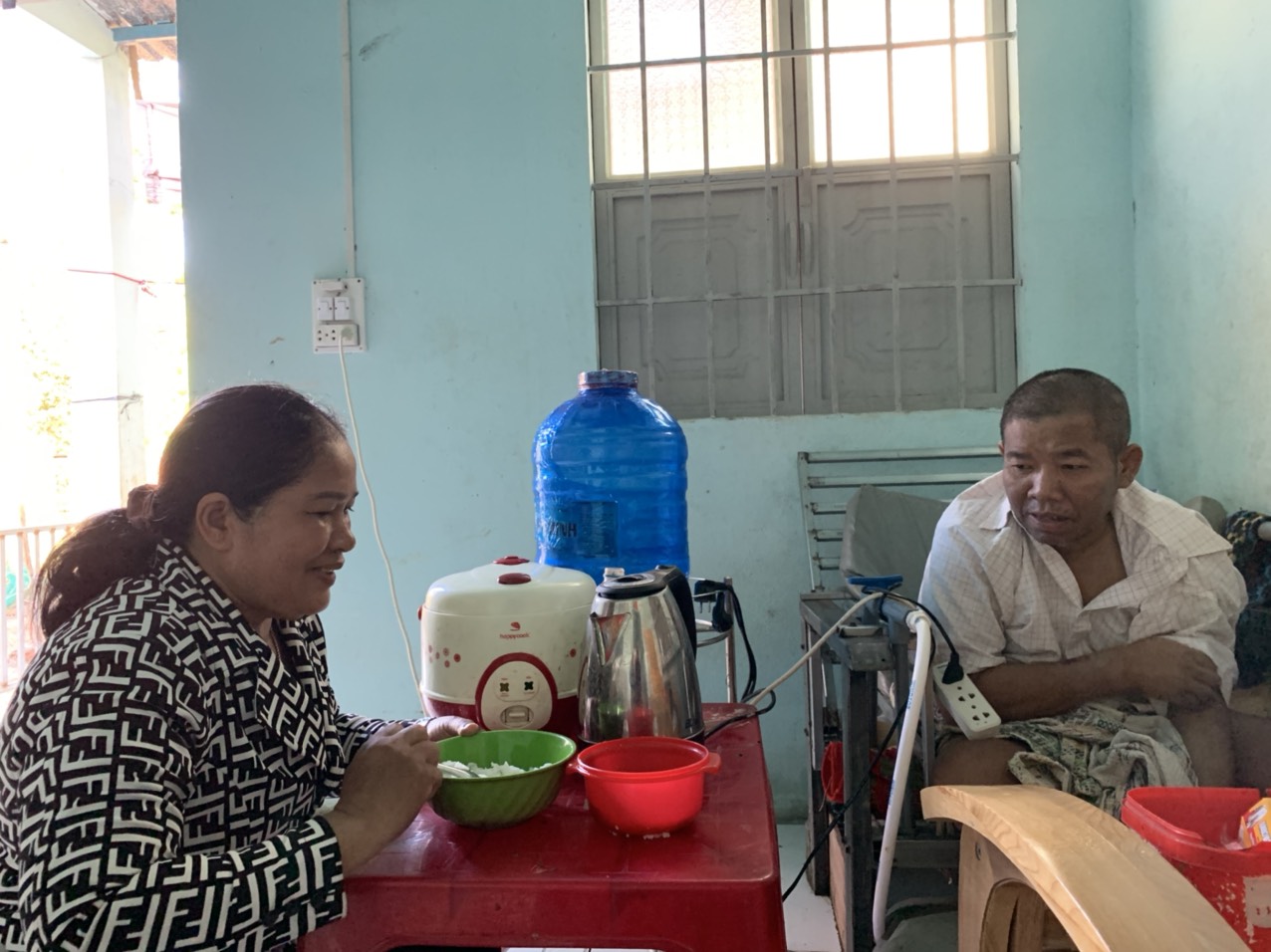Bà Đào Thị Dương chăm sóc anh Dương Văn Lộc.