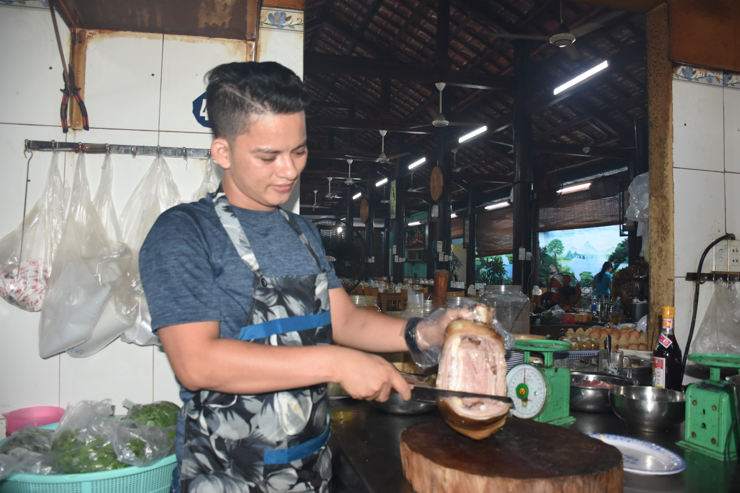 Anh Đậu Ngọc Lâm, đầu bếp Sơn Dê Quán chuẩn bị món ăn phục vụ khách.