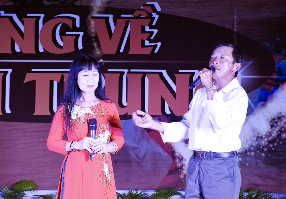 Nghệ sĩ Chí Trung-Vân Hà biểu diễn bài vọng cổ “Chiều nước lũ”.