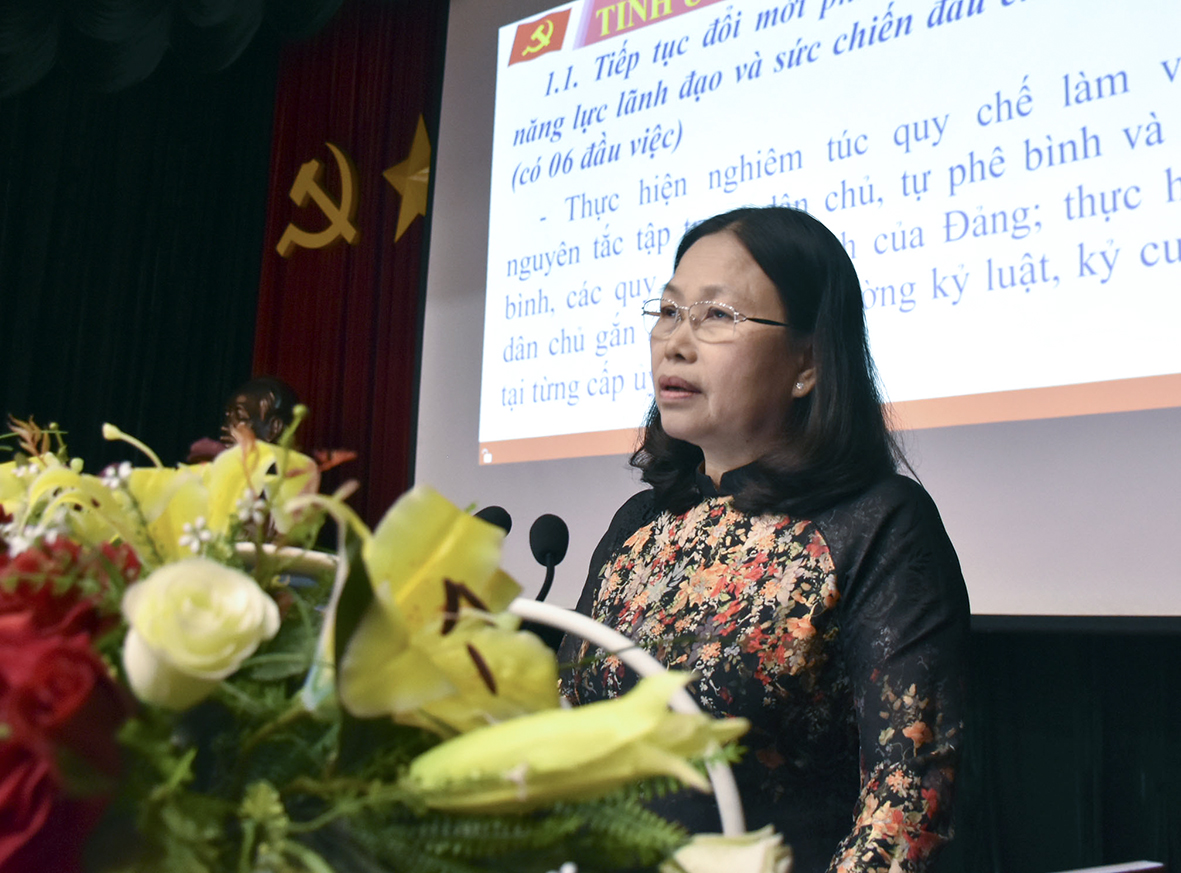 Bà Nguyễn Thị Yến, Phó Bí thư Thường trực Tỉnh ủy, Trưởng Đoàn ĐBQH tỉnh quán triệt Chương trình hành động thực hiện Nghị quyết Đại hội Đại biểu Đảng bộ tỉnh lần thứ VII.