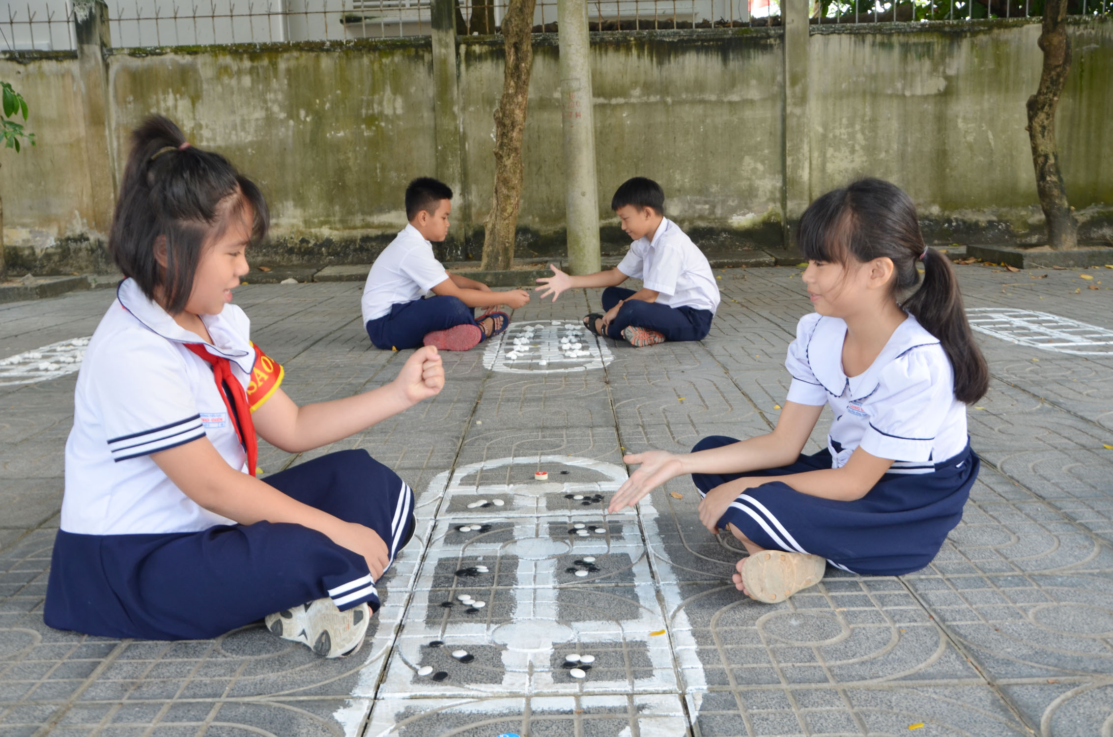Góc chơi ô ăn quan của HS Trường TH Long Điền.