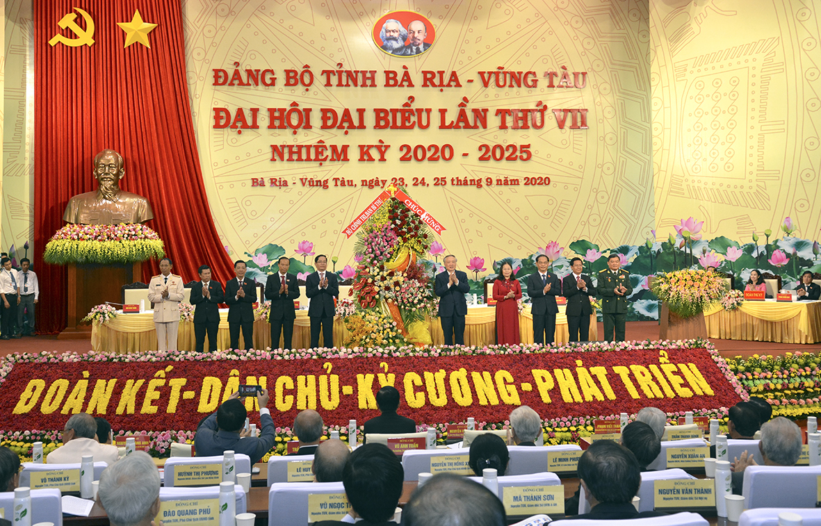 Đồng chí Nguyễn Hòa Bình, Bí thư Trung ương Đảng, Chánh án Tòa án Nhân dân Tối cao tặng hoa chúc mừng Đại hội đại biểu Đảng bộ tỉnh Bà Rịa - Vũng Tàu lần thứ VII, nhiệm kỳ 2020 - 2025