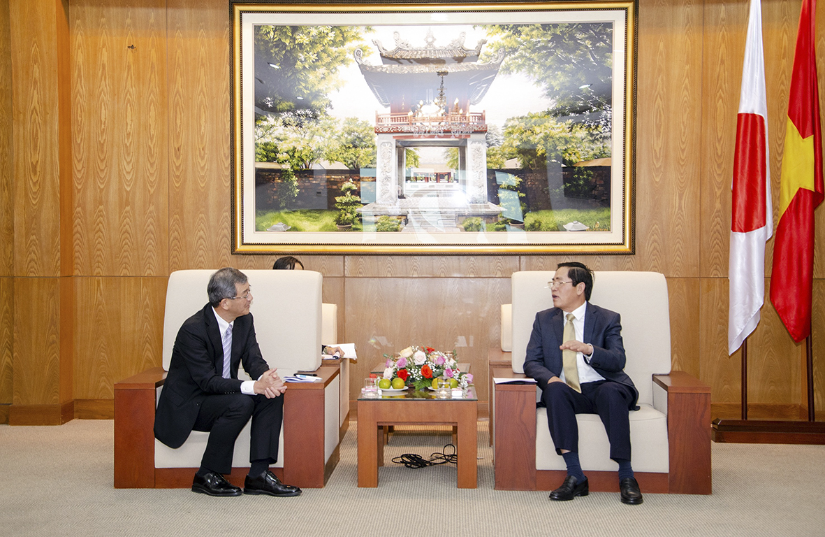 Ông Phạm Viết Thanh, Ủy viên Trung ương Đảng, Bí thư Tỉnh ủy trao đổi với ông Watanabe Nobuhiro Tổng Lãnh sự Nhật Bản tại TP. Hồ Chí Minh.