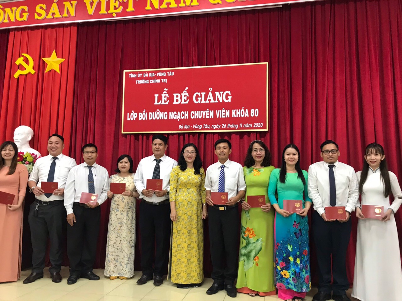 Thạc sĩ Ngô Thị Liên, Hiệu trưởng Trường chính trị (giữa) trao Giấy khen cho học viên.