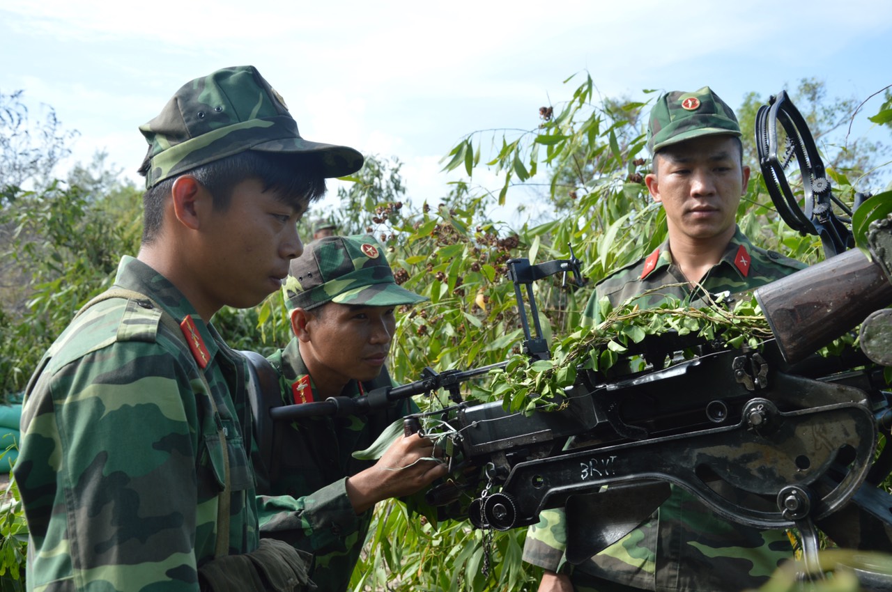 Lực lượng vũ trang tỉnh tham gia huấn luyện giữ vững khu vực phòng thủ.