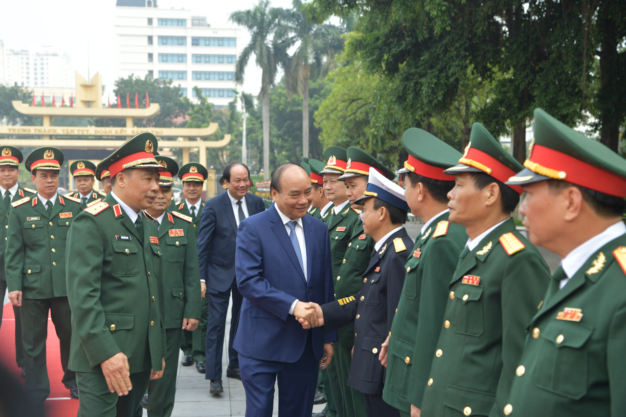 Thủ tướng Nguyễn Xuân Phúc và cán bộ Học viện Quốc phòng.  Ảnh: QUANG HIẾU