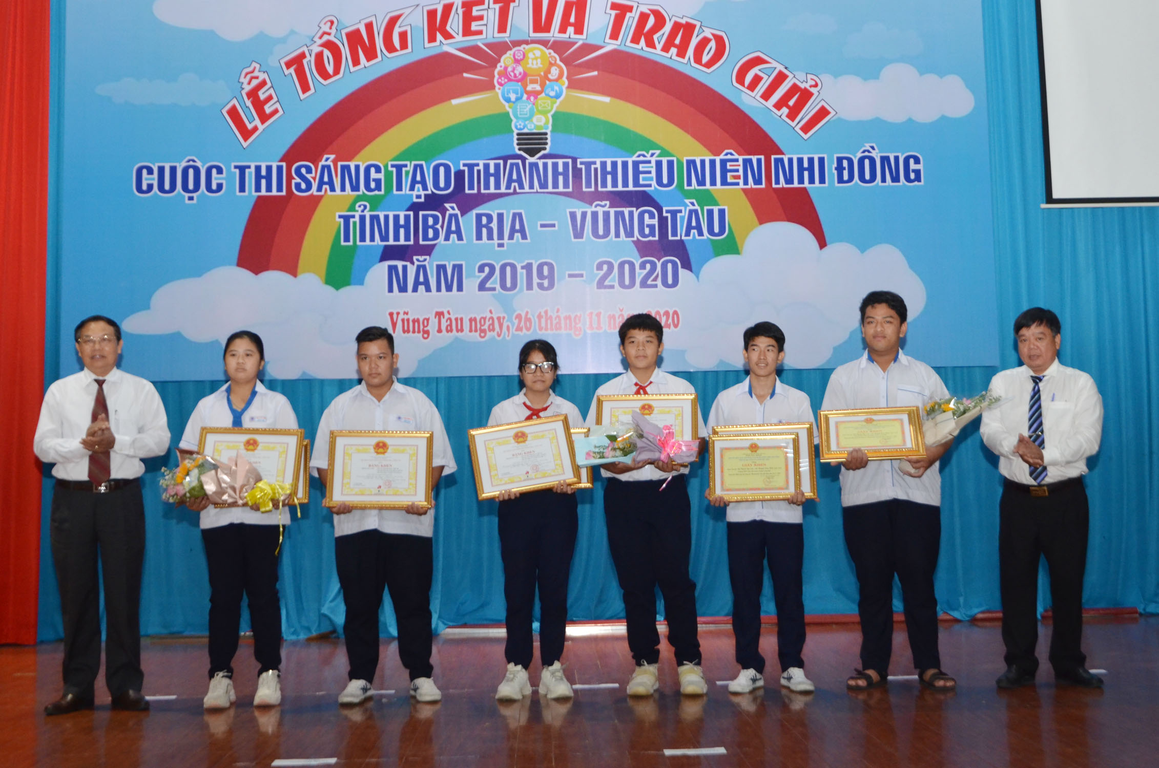 Ông Trương Thành Công, Chủ tịch Liên hiệp các Hội KH-KT (bìa trái), ông Nguyễn Văn Ba, Phó Giám đốc Sở GD-ĐT (bìa phải) trao giải cho các tác giả, nhóm tác giả đạt giải Nhất cuộc thi.