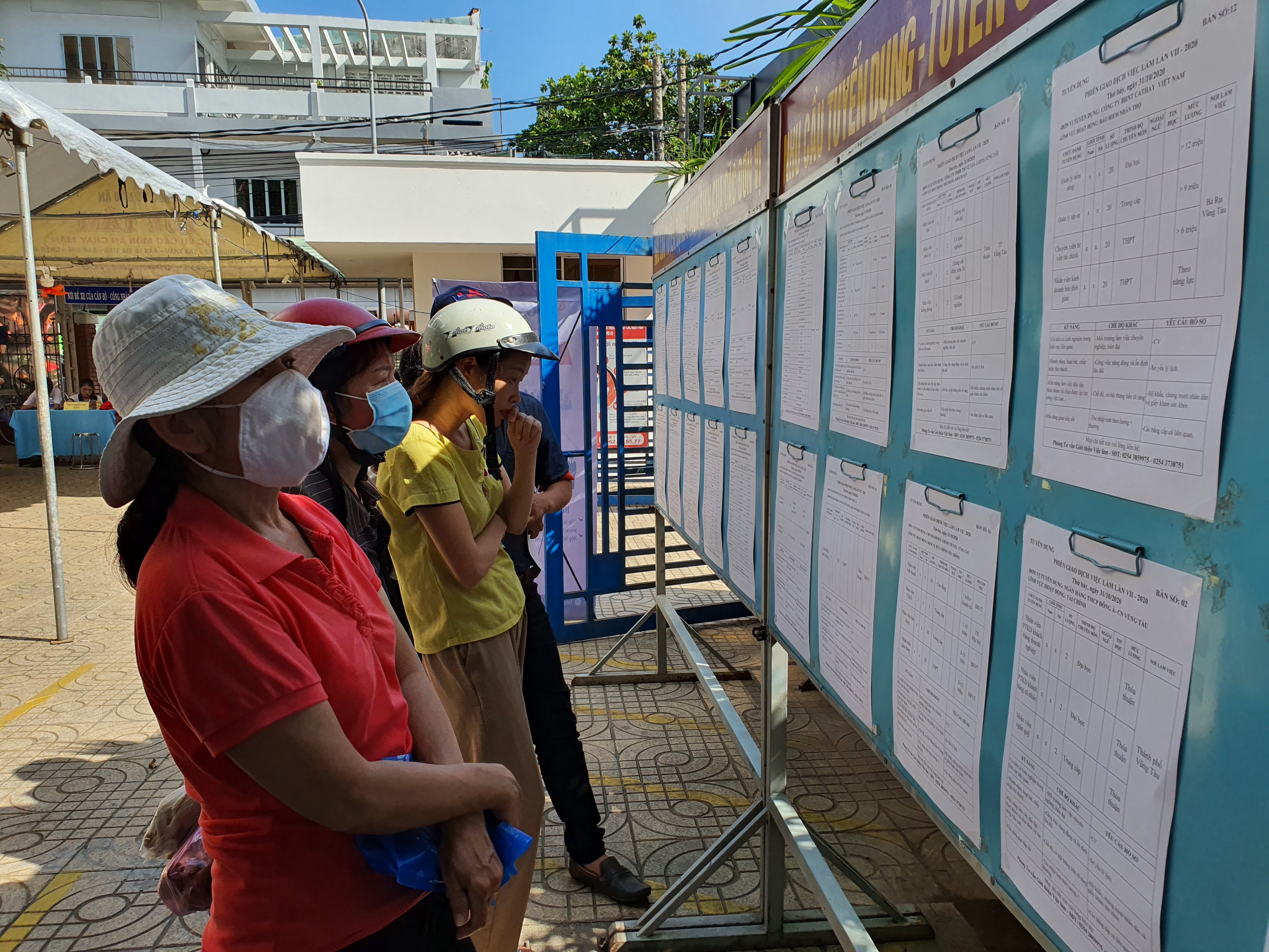 Tỷ lệ LĐNT qua đào tạo có việc làm cao nhưng tính ổn định cũng như chất lượng của việc làm  chưa cao. Trong ảnh: NLĐ tìm việc tại phiên giao dịch việc làm do Trung tâm Dịch vụ việc làm tỉnh tổ chức. 