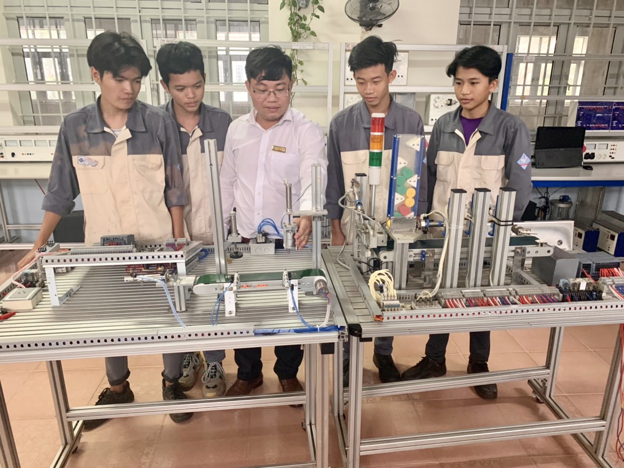 Thầy Hà Quốc Trung, giảng viên Khoa Điện của Trường CĐ Kỹ thuật Công nghệ BR-VT giảng bài cho SV của khoa trên Thiết bị công tác dạy nghề trong lĩnh vực điều khiển tự động.