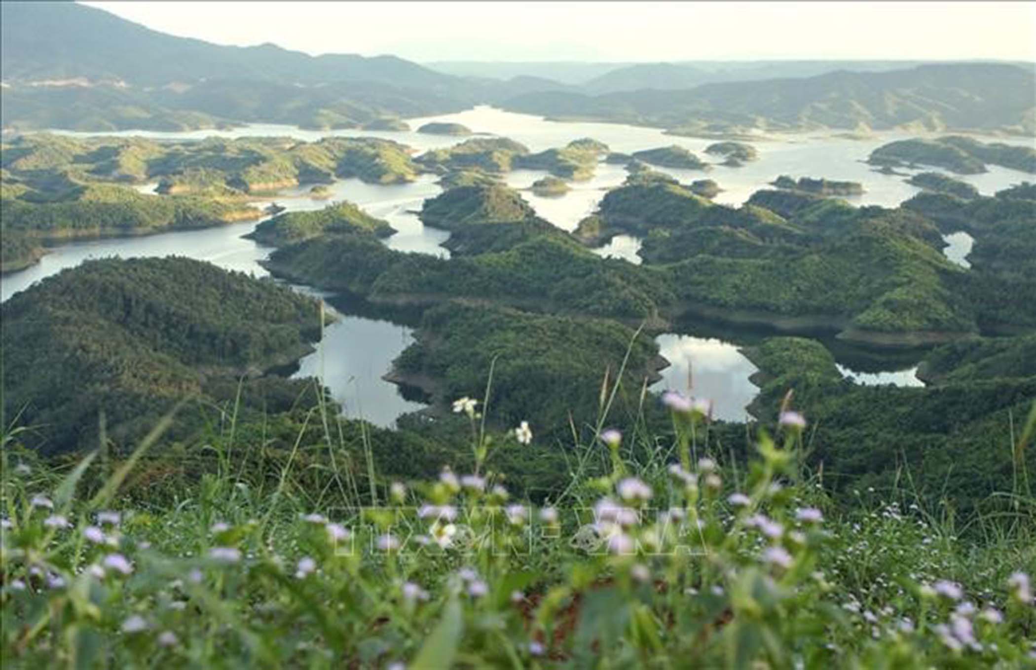 Hồ Tà Đùng, xã Đắk Som, huyện Đắk G’Long, tỉnh Đắk Nông, thắng cảnh được ví là “Vịnh Hạ Long trên Cao nguyên”.