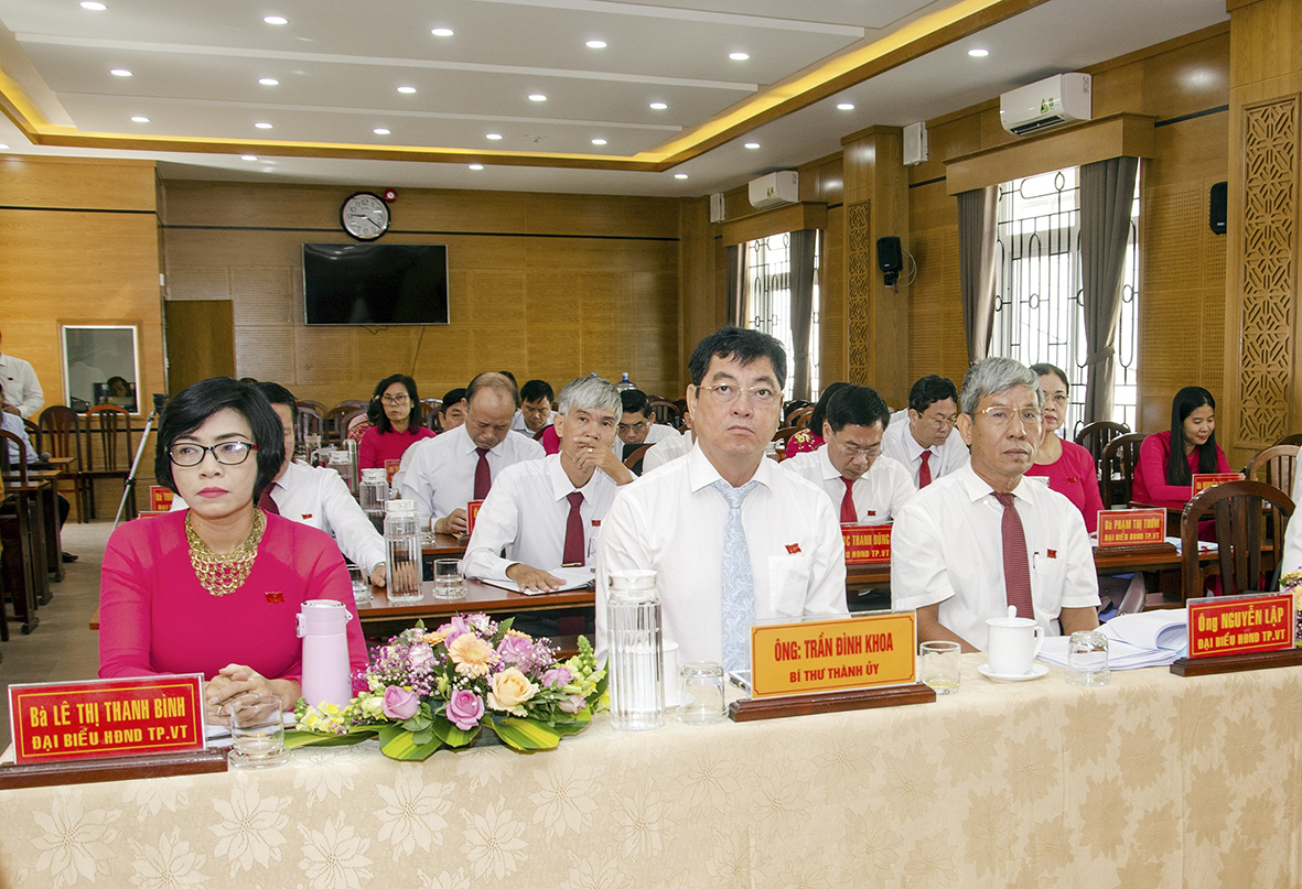 Ông Trần Đình Khoa, Ủy viên Ban Thường vụ Tỉnh ủy, Bí thư Thành ủy Vũng Tàu (hàng đầu, thứ 2 từ trái qua) tham dự Kỳ họp.