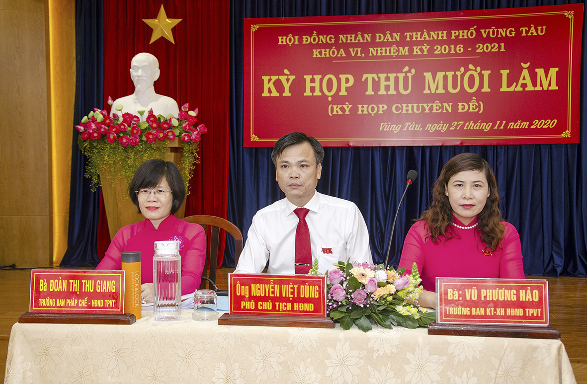 Chủ tọa Kỳ họp: Ông Nguyễn Việt Dũng, Phó Chủ tịch HĐND TP.Vũng Tàu; bà Đoàn Thị Thu Giang, Trưởng Ban Pháp chế HĐND TP. Vũng Tàu; bà Vũ Phương Hảo, Trưởng Ban Kinh tế - Xã hội, HĐND TP. Vũng Tàu.